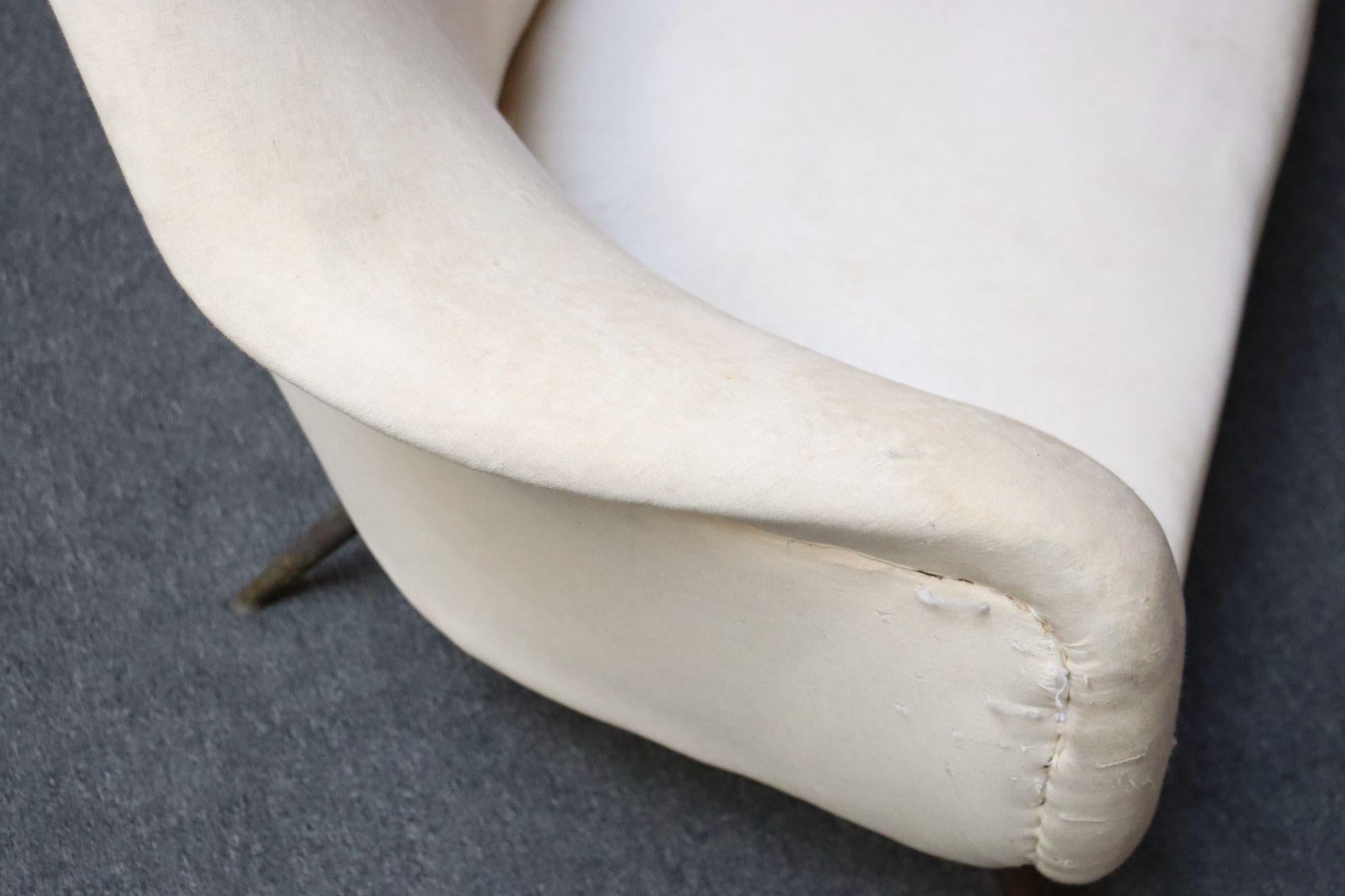 Canapé moderne italien incurvé sur pieds évasés en laiton en vente 10