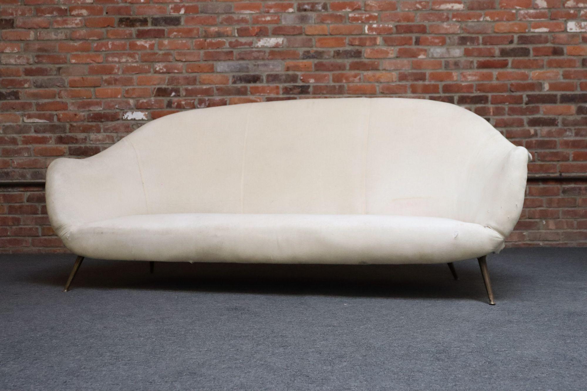 Canapé moderne italien incurvé sur pieds évasés en laiton Abîmé - En vente à Brooklyn, NY