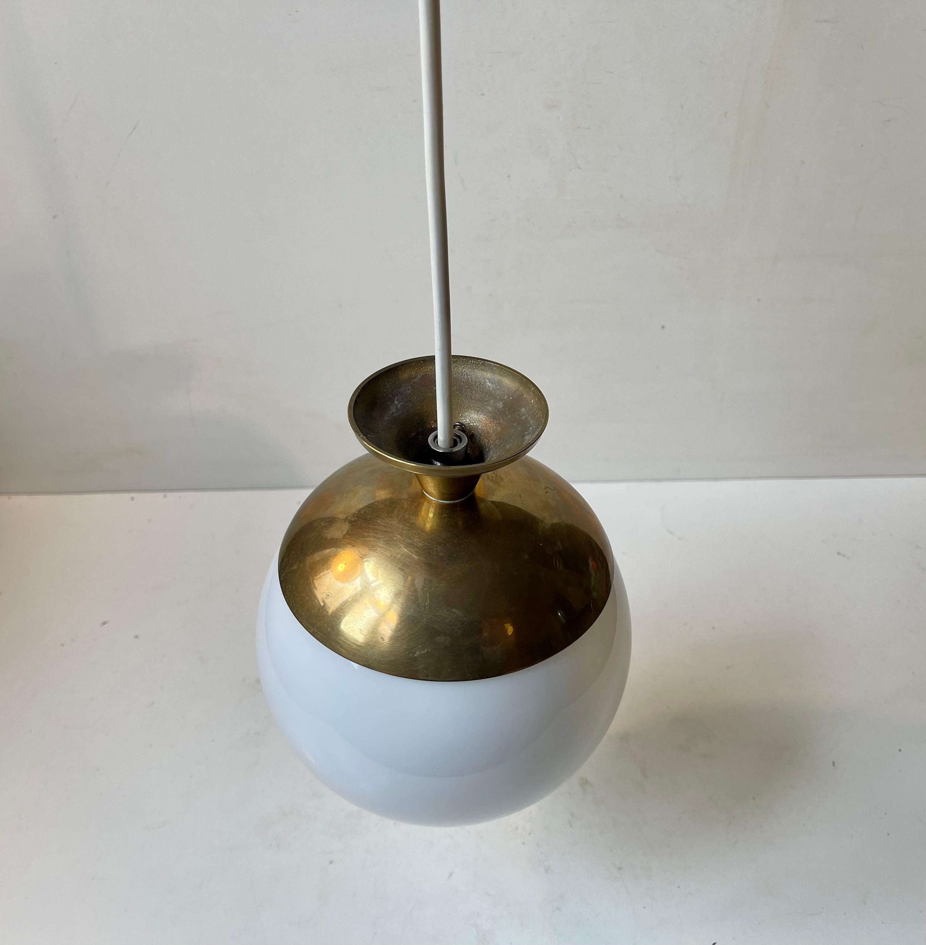 Vintage Italian Modern Globe hanging Lamp in White Glass & Brass In Good Condition For Sale In Esbjerg, DK
