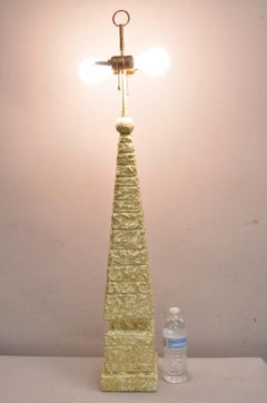 Italienische moderne Hollywood-Regency-Tischlampe, Hollywood-Regency-Obelisk-Pyramide aus Gipsguss