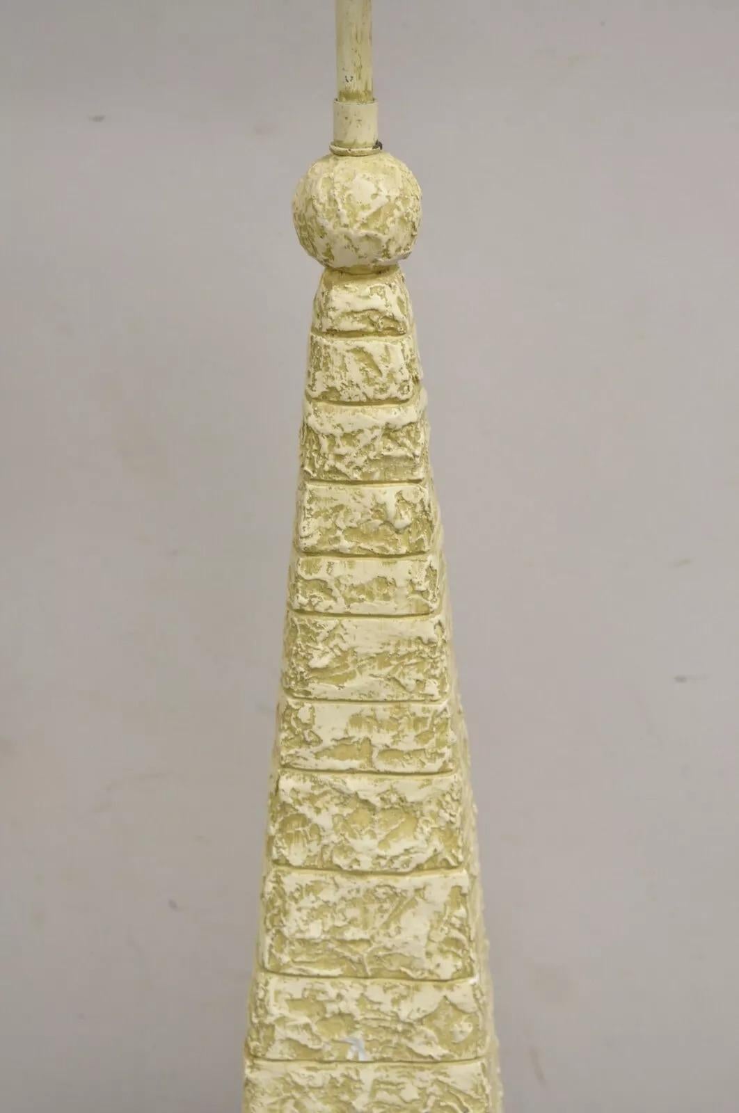 Vintage Italian Modern Hollywood Regency Cast Plaster Obelisk Pyramid Table Lamp In Good Condition For Sale In Philadelphia, PA