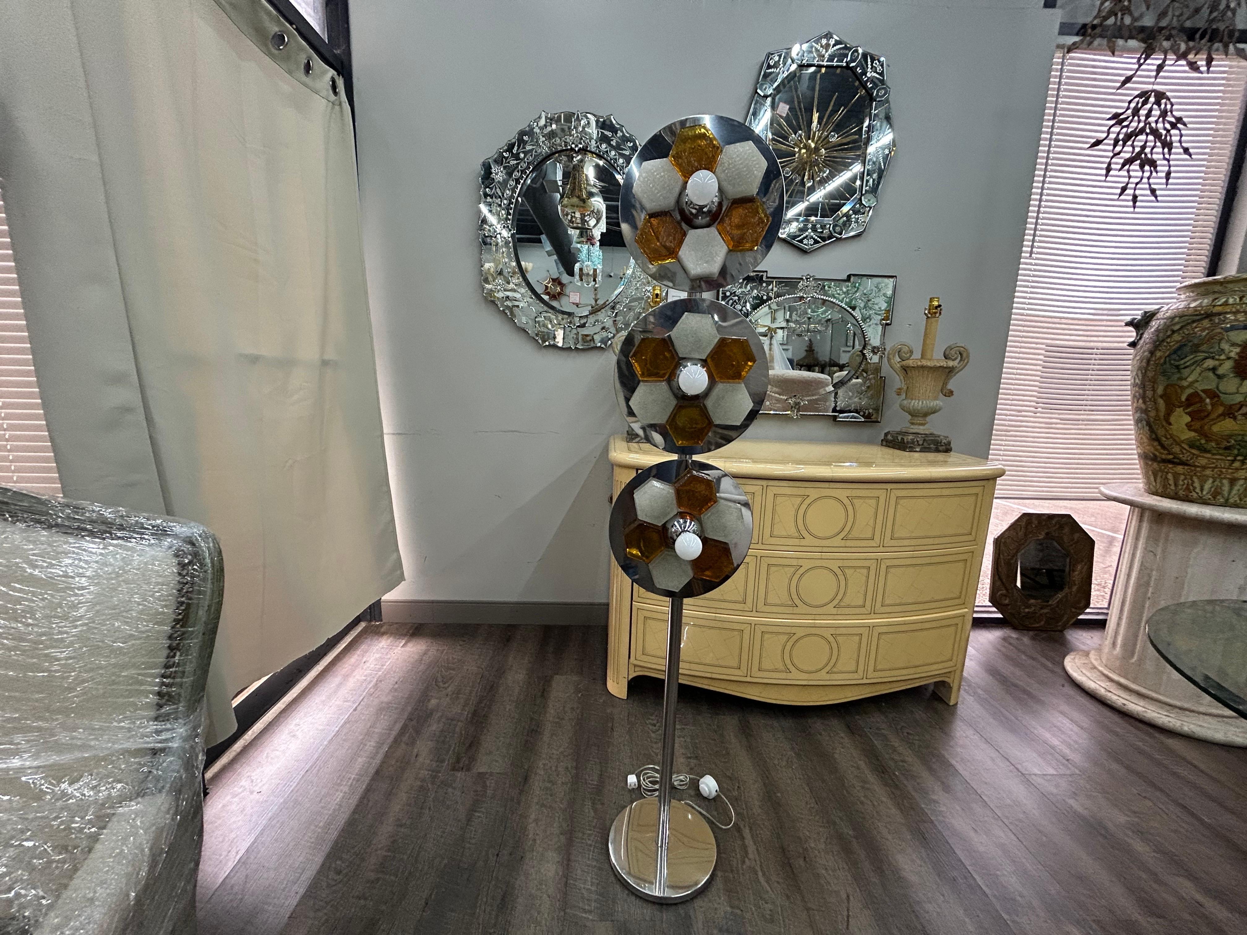  Vintage Italian Modern Poliarte Inspired Stehleuchte.
Tolle moderne italienische Stehlampe aus Chrom und Glas im Poliarte-Stil aus der Mitte des Jahrhunderts.
Diese interessante italienische Stehlampe ist mit drei kreisförmigen Blumenmustern aus