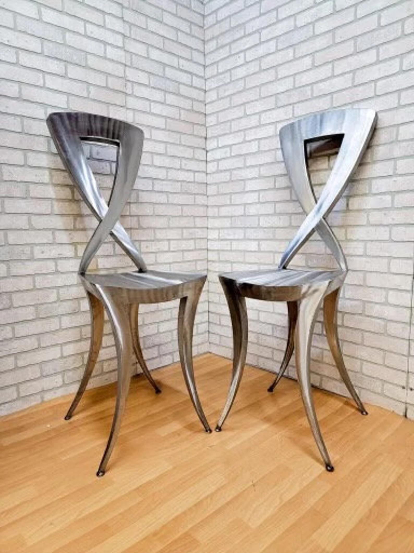 Vintage Italian Modern Sculptural Edelstahl Silhouette Klismos Stil Hochstühle - Paar

Dieses Set moderner italienischer Vintage-Aktien hat ein skulpturales Design mit hoher Rückenlehne. Die Rahmen aus gebürstetem Edelstahl haben ein kreuzförmiges