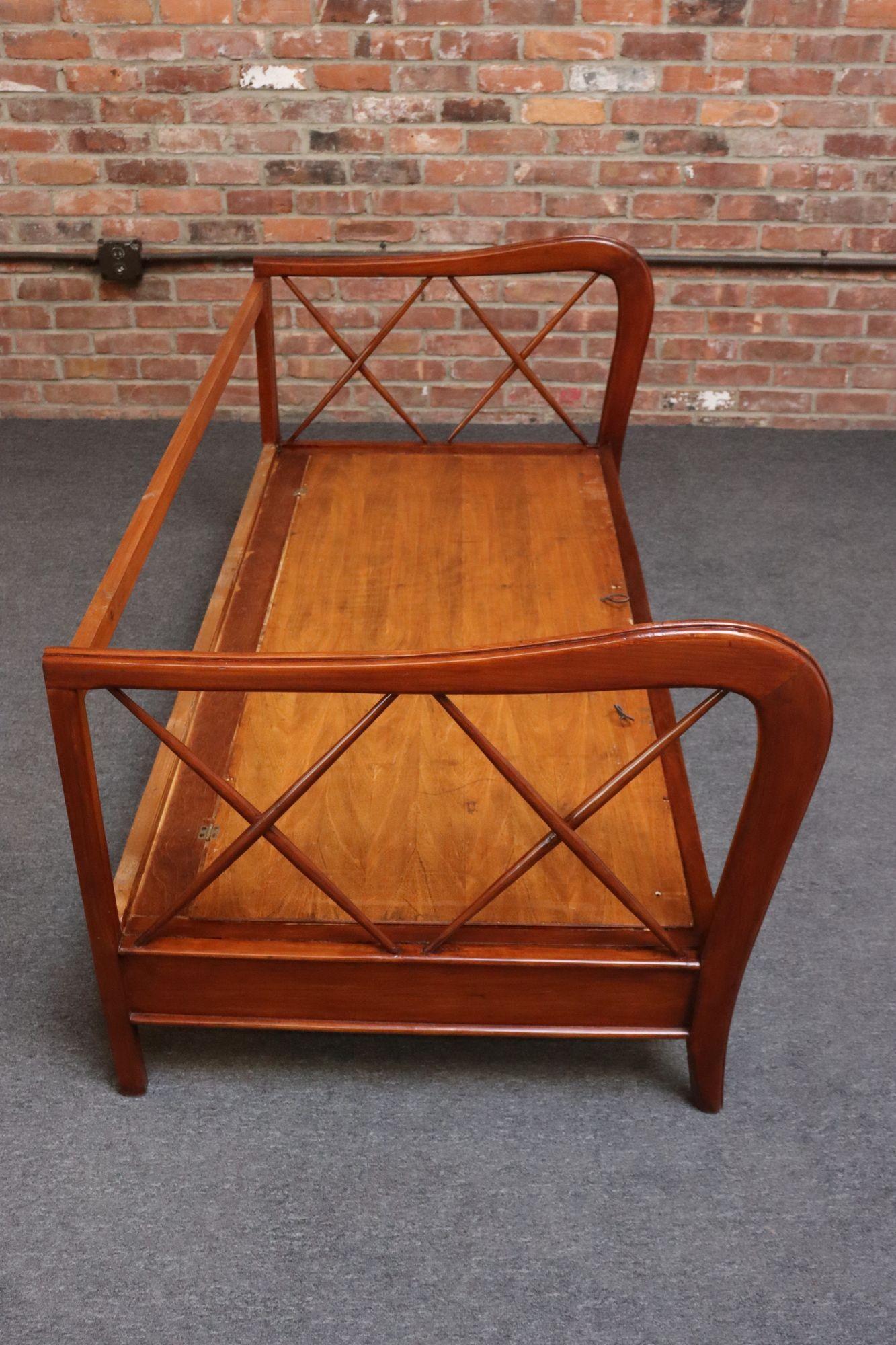 Divan-lit moderne italien vintage en noyer Attribué à Paolo Buffa en vente 5