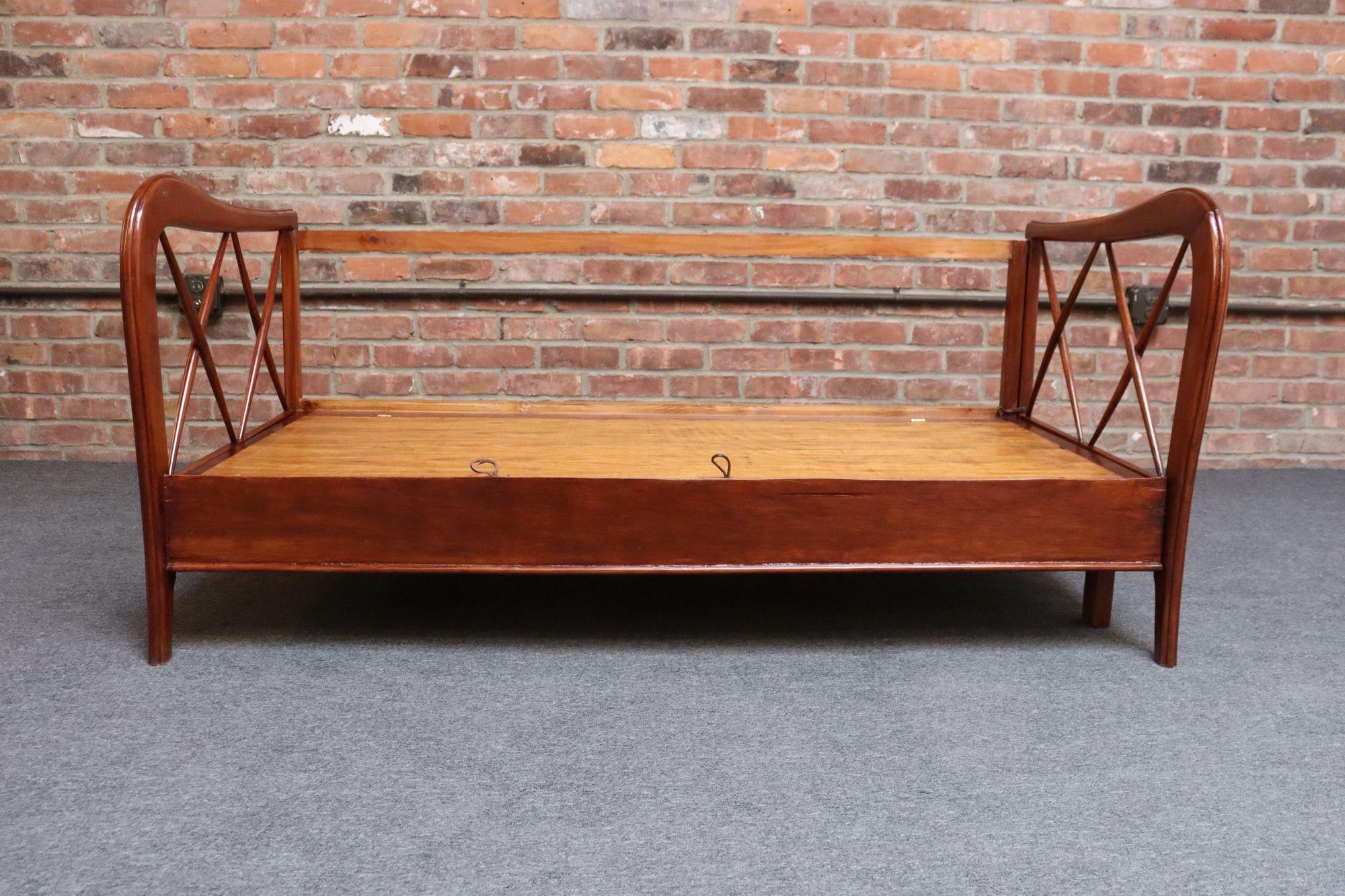 Divan-lit moderne italien vintage en noyer Attribué à Paolo Buffa Bon état - En vente à Brooklyn, NY