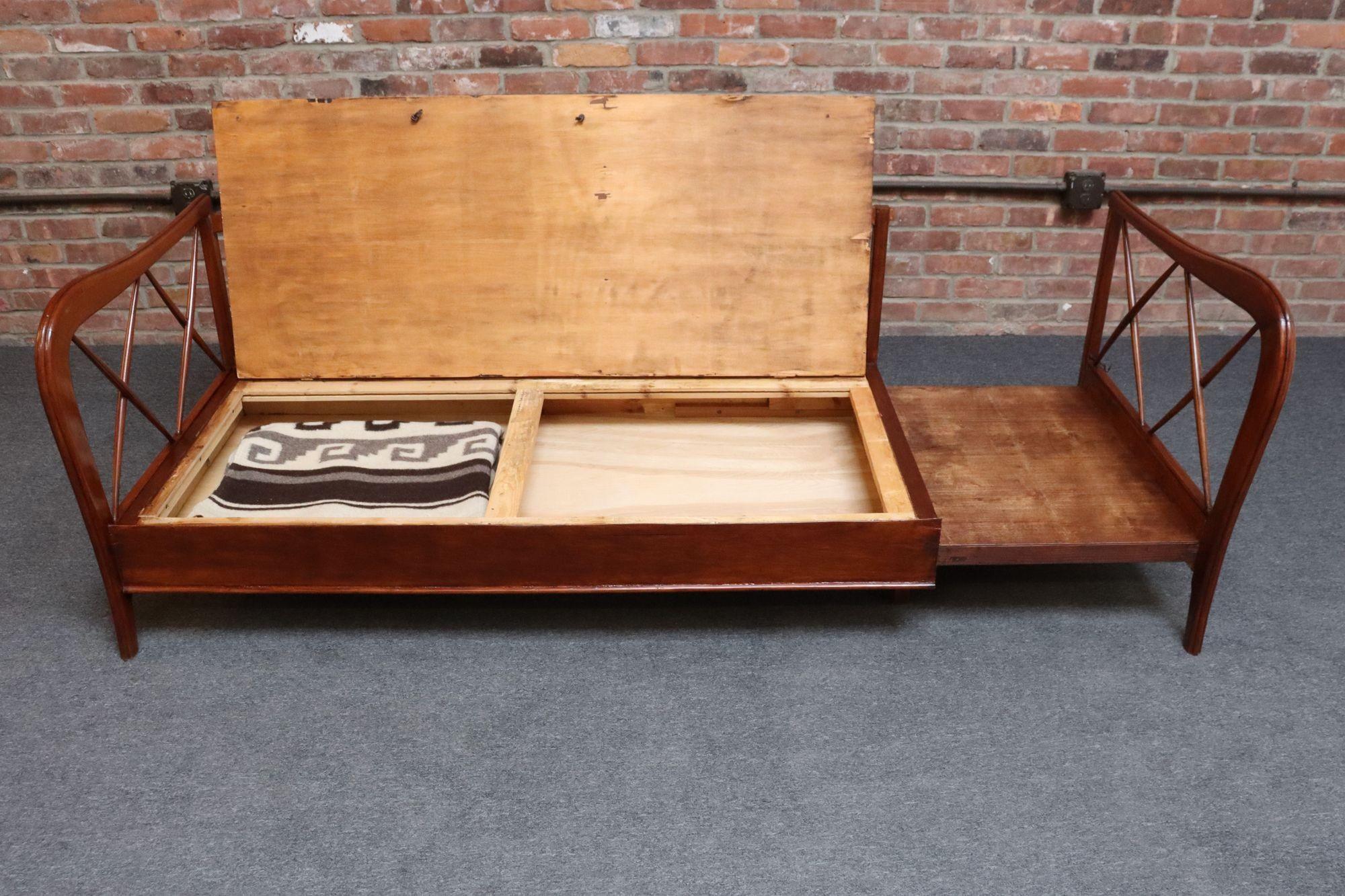 Milieu du XXe siècle Divan-lit moderne italien vintage en noyer Attribué à Paolo Buffa en vente