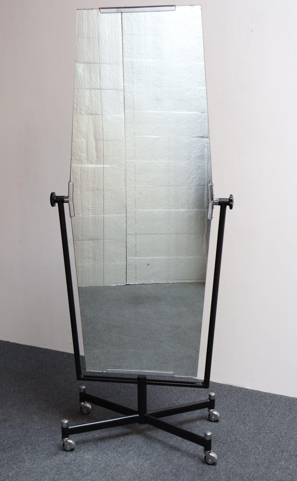 Psyché / Cheval Atelier Ankleidespiegel, bestehend aus einem länglichen, unregelmäßigen, sechseckigen Spiegel mit Stahlumrandung und einem unteren Rahmen, der auf einem x-förmigen Sockel auf Rollen befestigt ist, um die Mobilität zu erleichtern (ca.