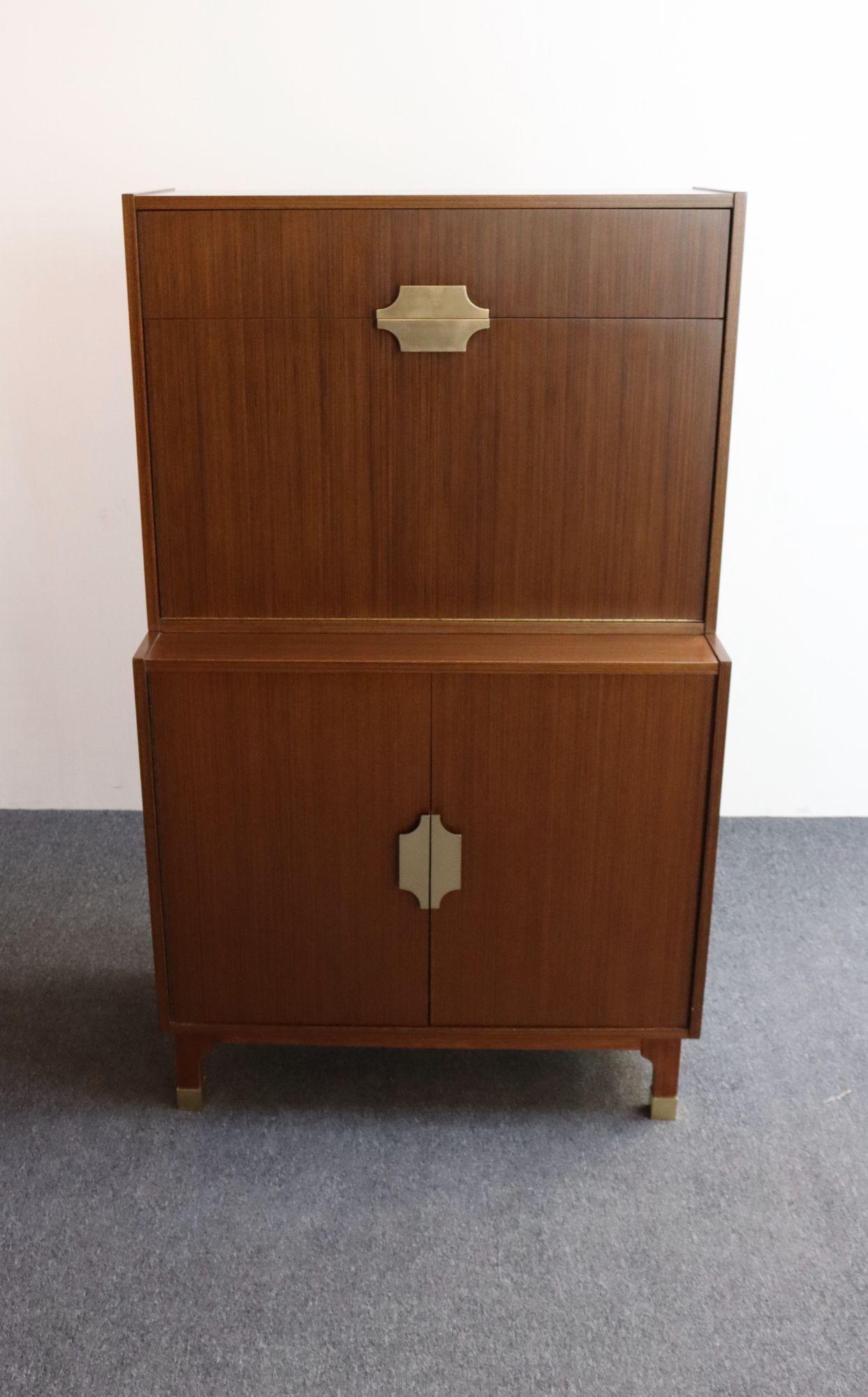 Mobile bar highboy in mogano d'epoca con tiretti in alluminio anodizzato altamente stilizzati e sabot in ottone massiccio laccato di Longato Arredamenti di Padova (circa anni '60, Italia).
Jonathan de Pas, Donato D'Urbino e Paolo Lomazzi sono stati