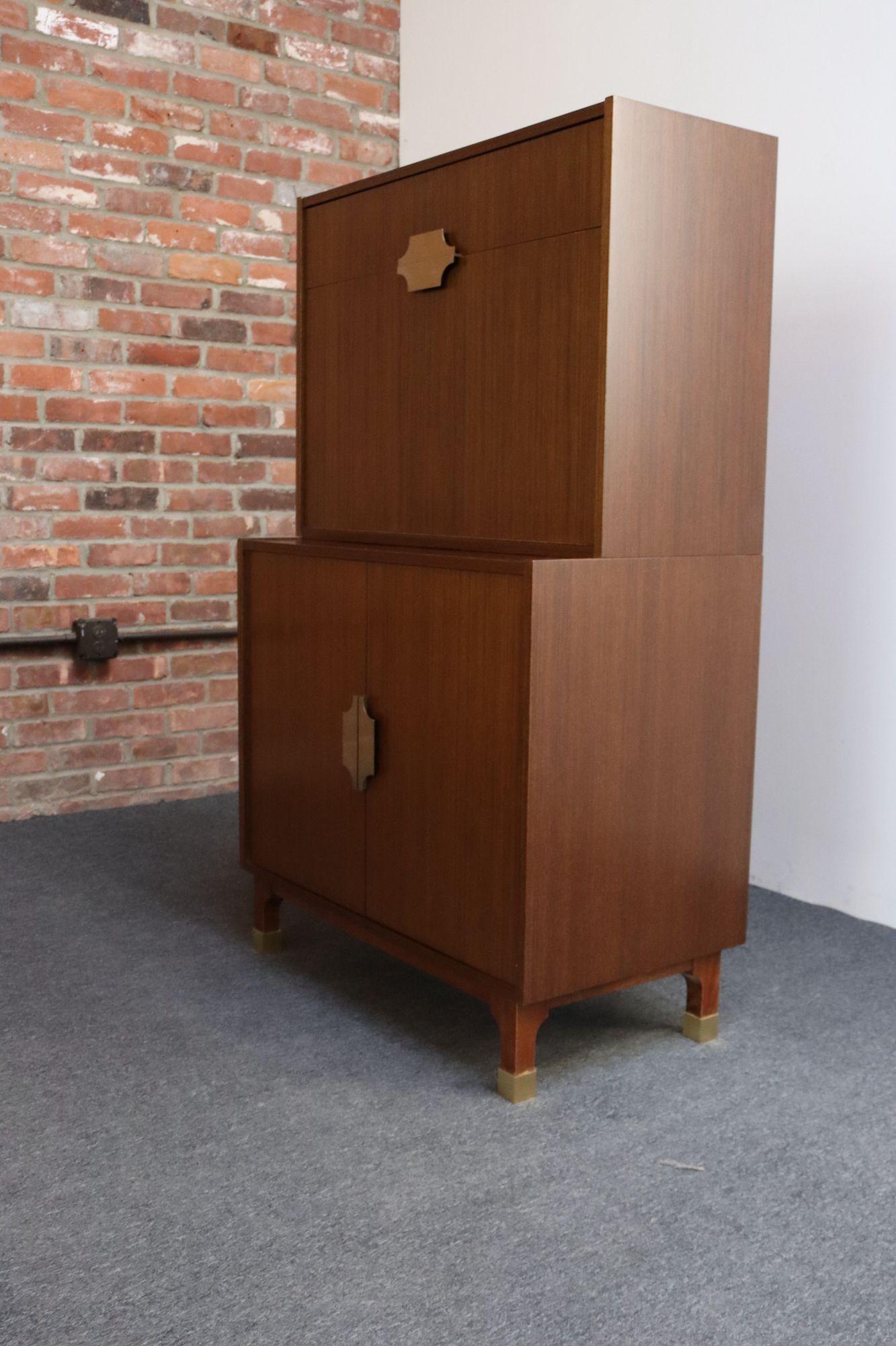 Mid-Century moderno Mobile bar modernista italiano d'epoca in mogano e ottone di Longato Arredamenti in vendita