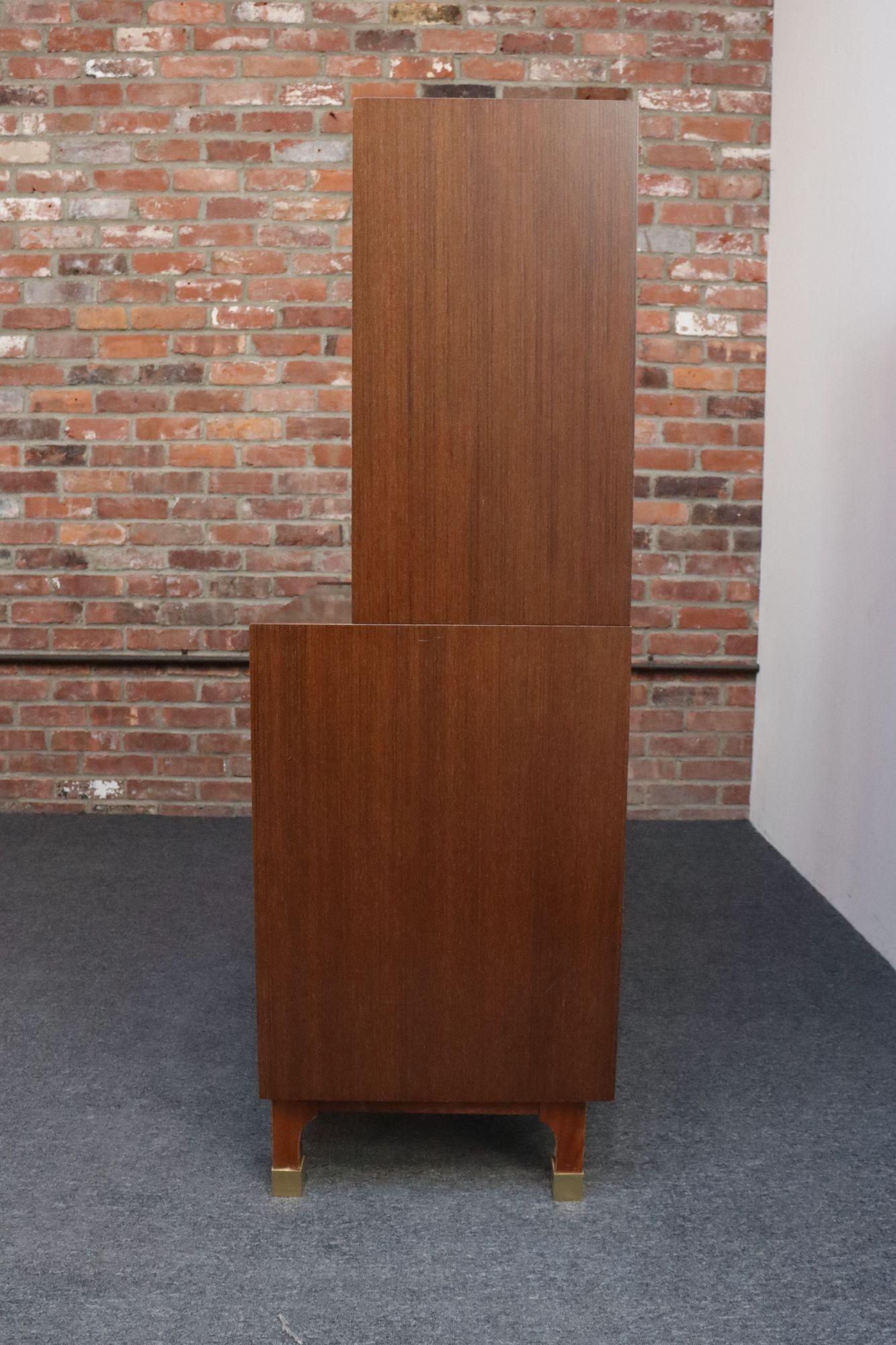 Metà XX secolo Mobile bar modernista italiano d'epoca in mogano e ottone di Longato Arredamenti in vendita