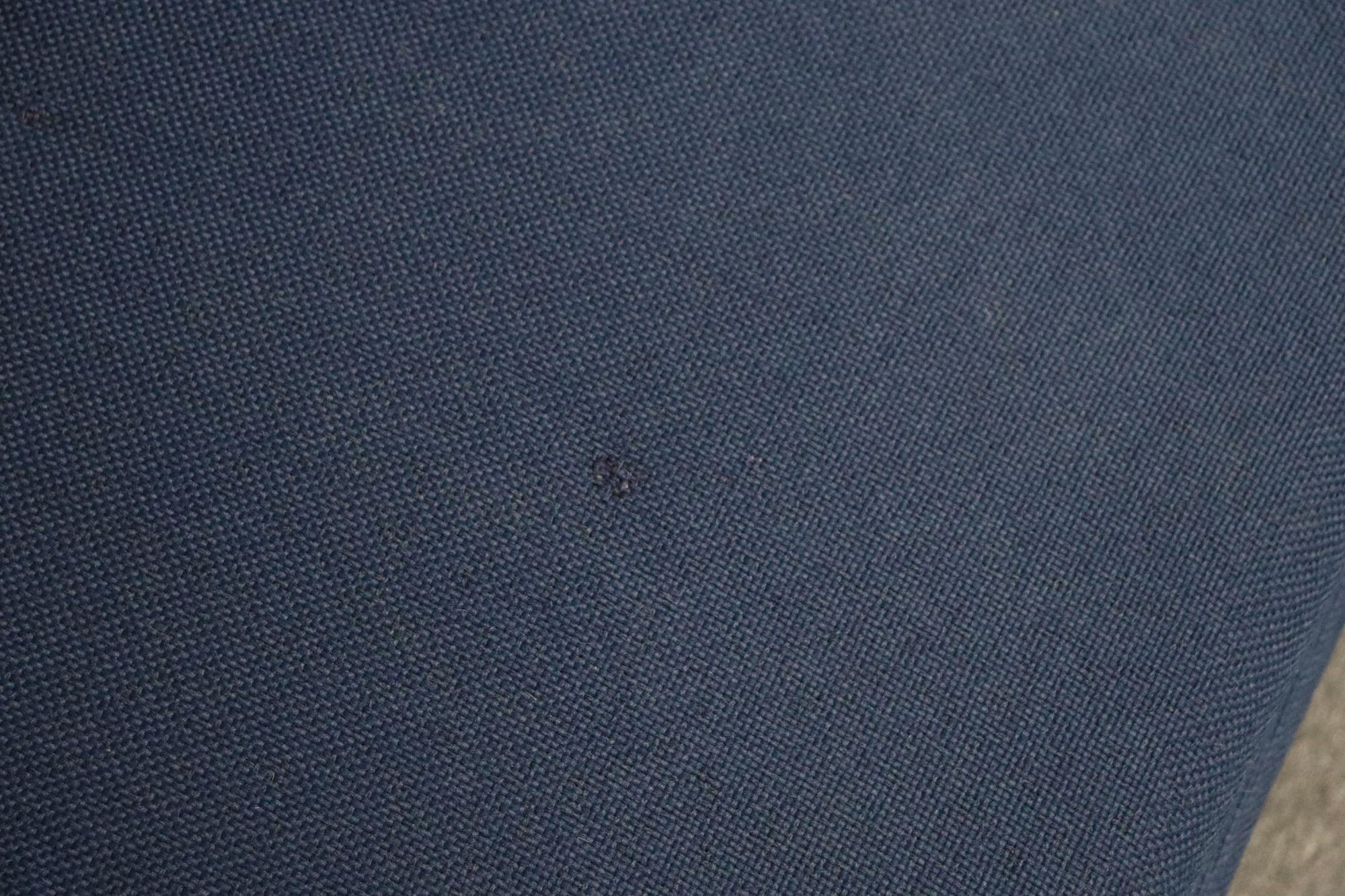 Canapé moderniste italien vintage en tweed bleu avec pieds fuselés en laiton en vente 4