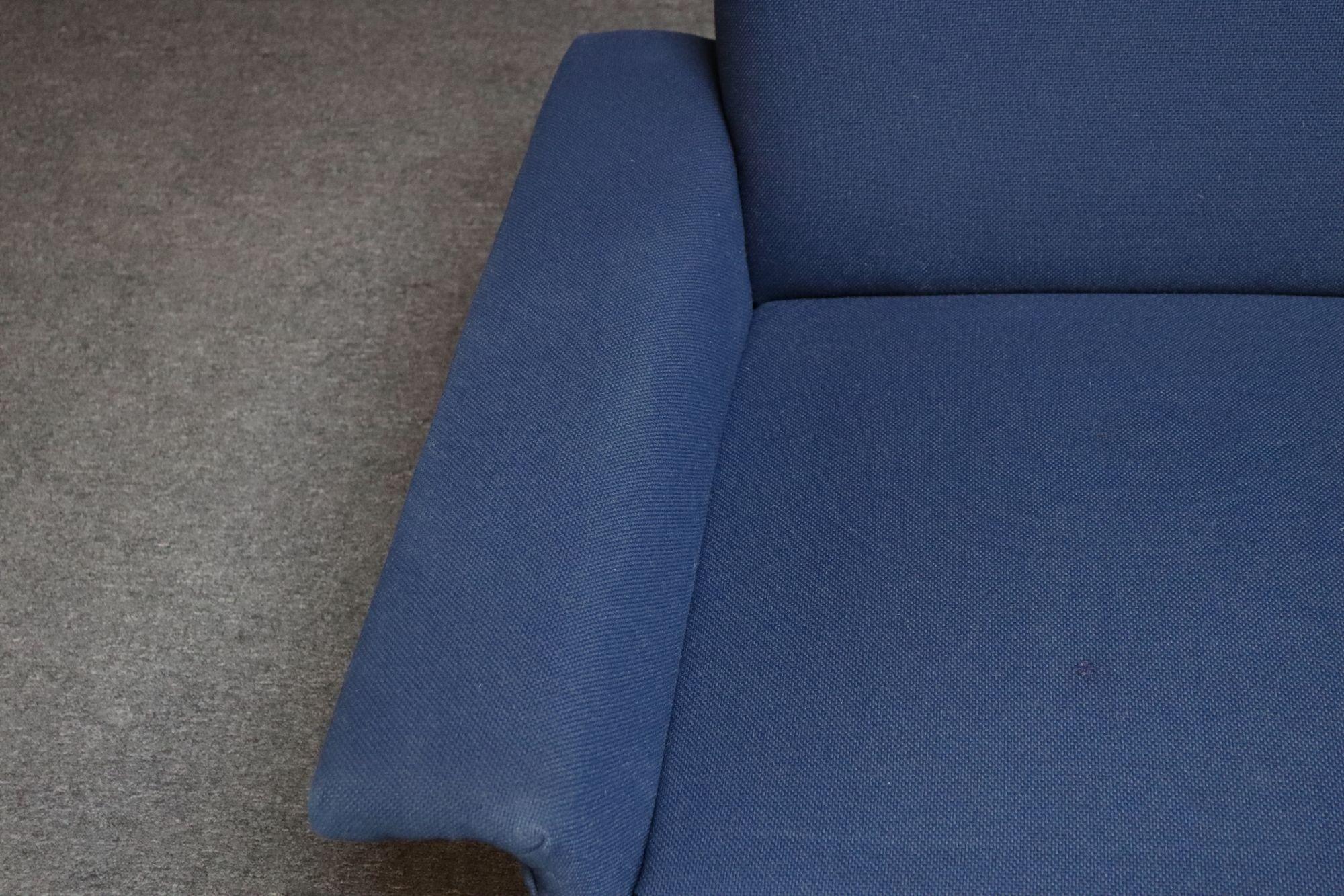 Canapé moderniste italien vintage en tweed bleu avec pieds fuselés en laiton en vente 5