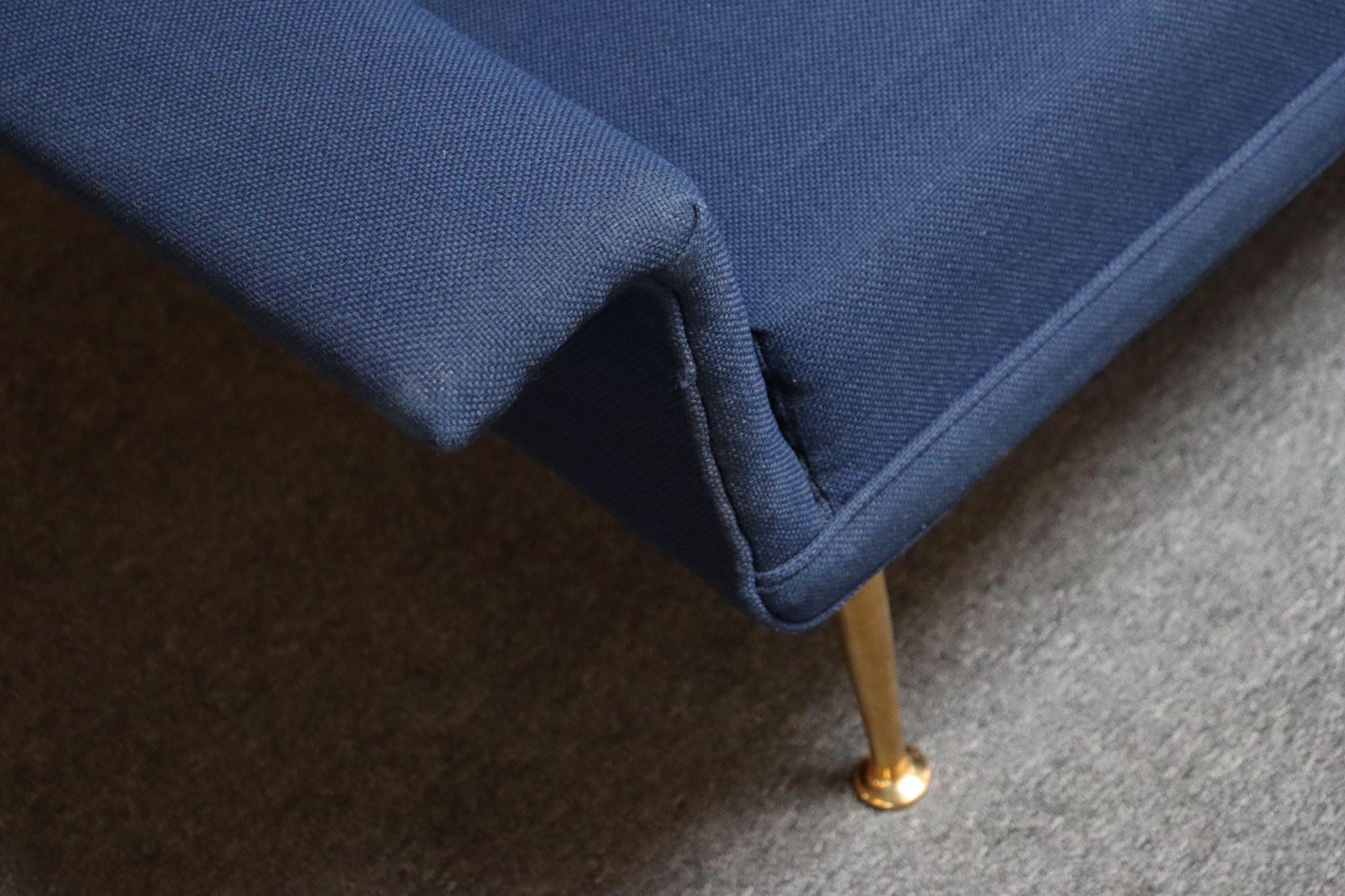 Canapé moderniste italien vintage en tweed bleu avec pieds fuselés en laiton en vente 6