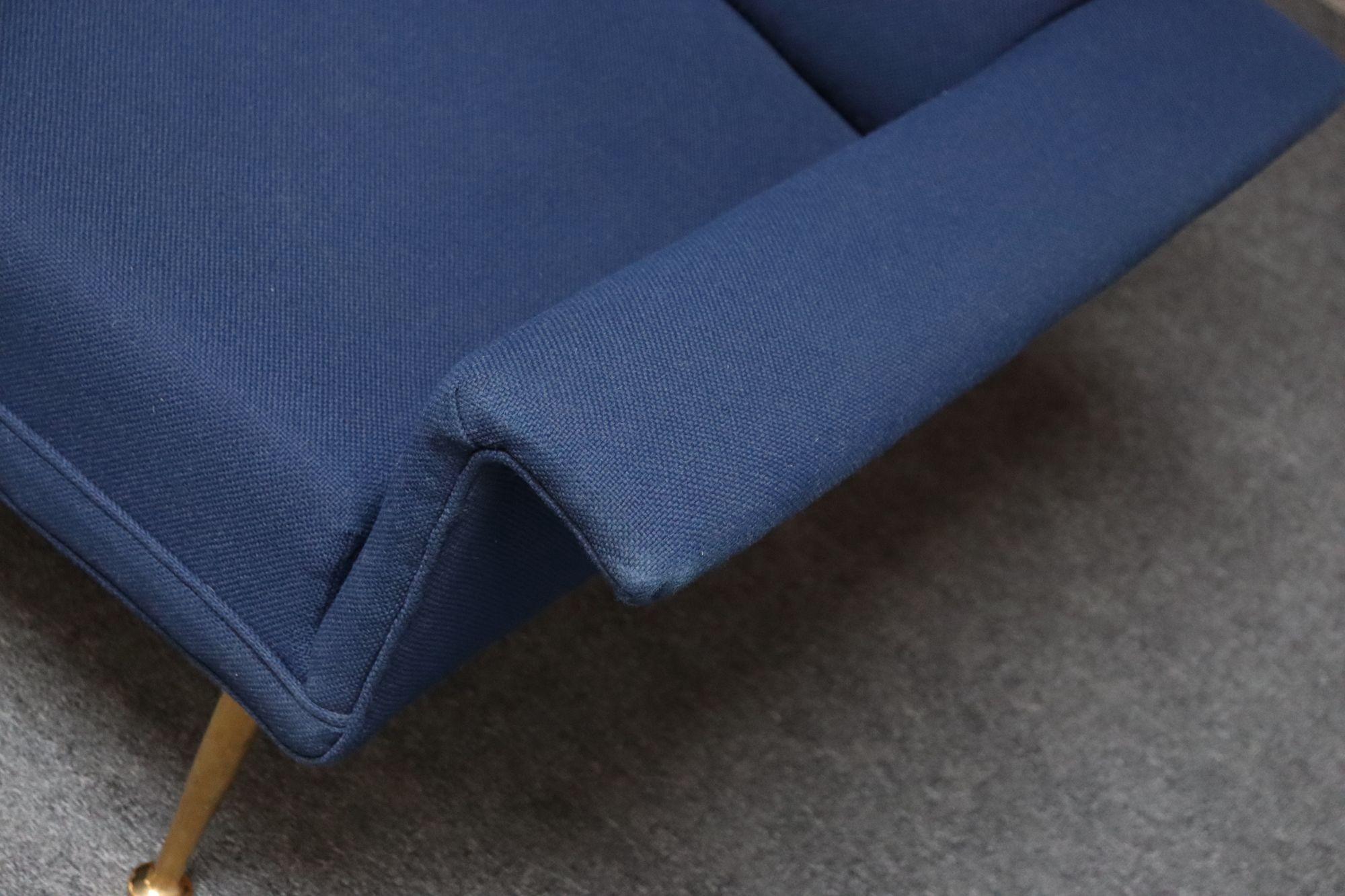 Canapé moderniste italien vintage en tweed bleu avec pieds fuselés en laiton en vente 7