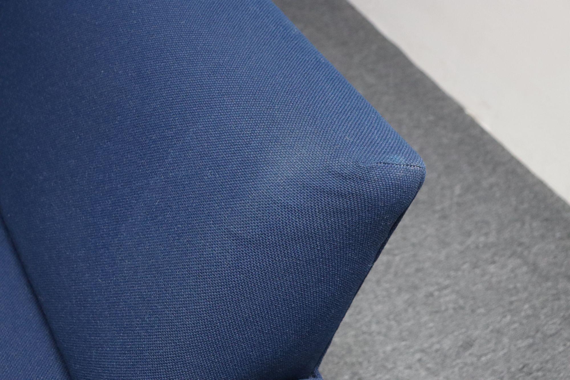 Canapé moderniste italien vintage en tweed bleu avec pieds fuselés en laiton en vente 8