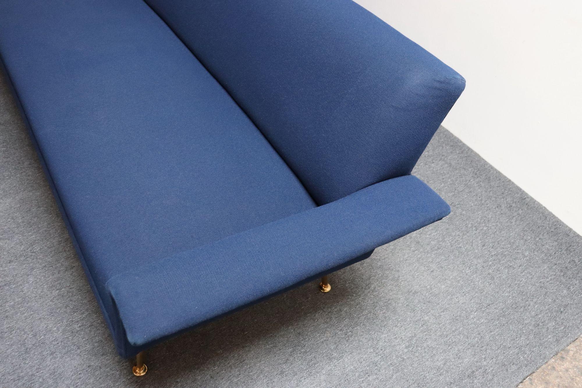 Canapé moderniste italien vintage en tweed bleu avec pieds fuselés en laiton en vente 9