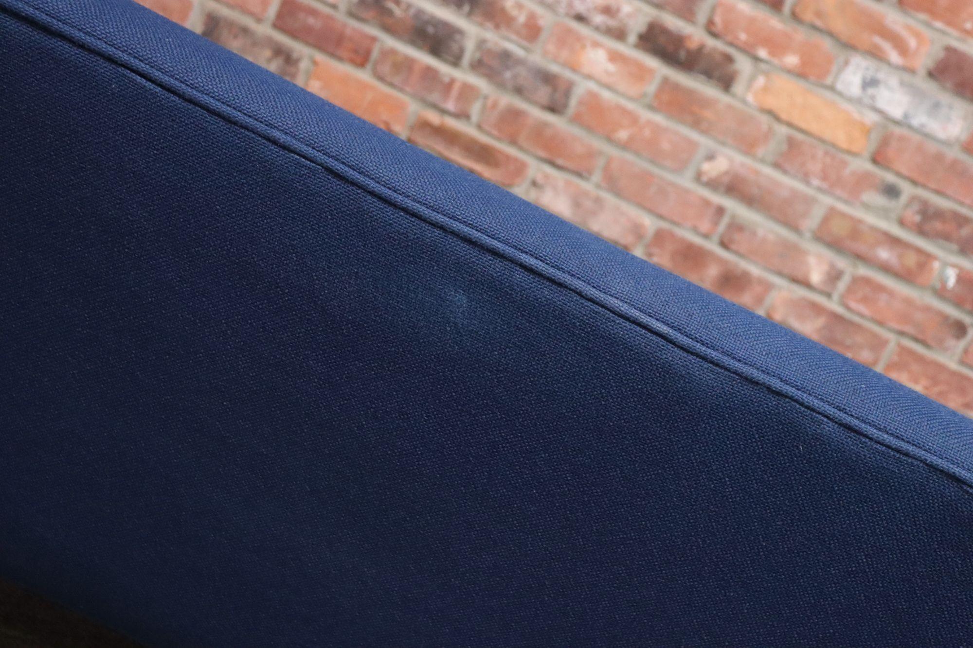 Canapé moderniste italien vintage en tweed bleu avec pieds fuselés en laiton en vente 10