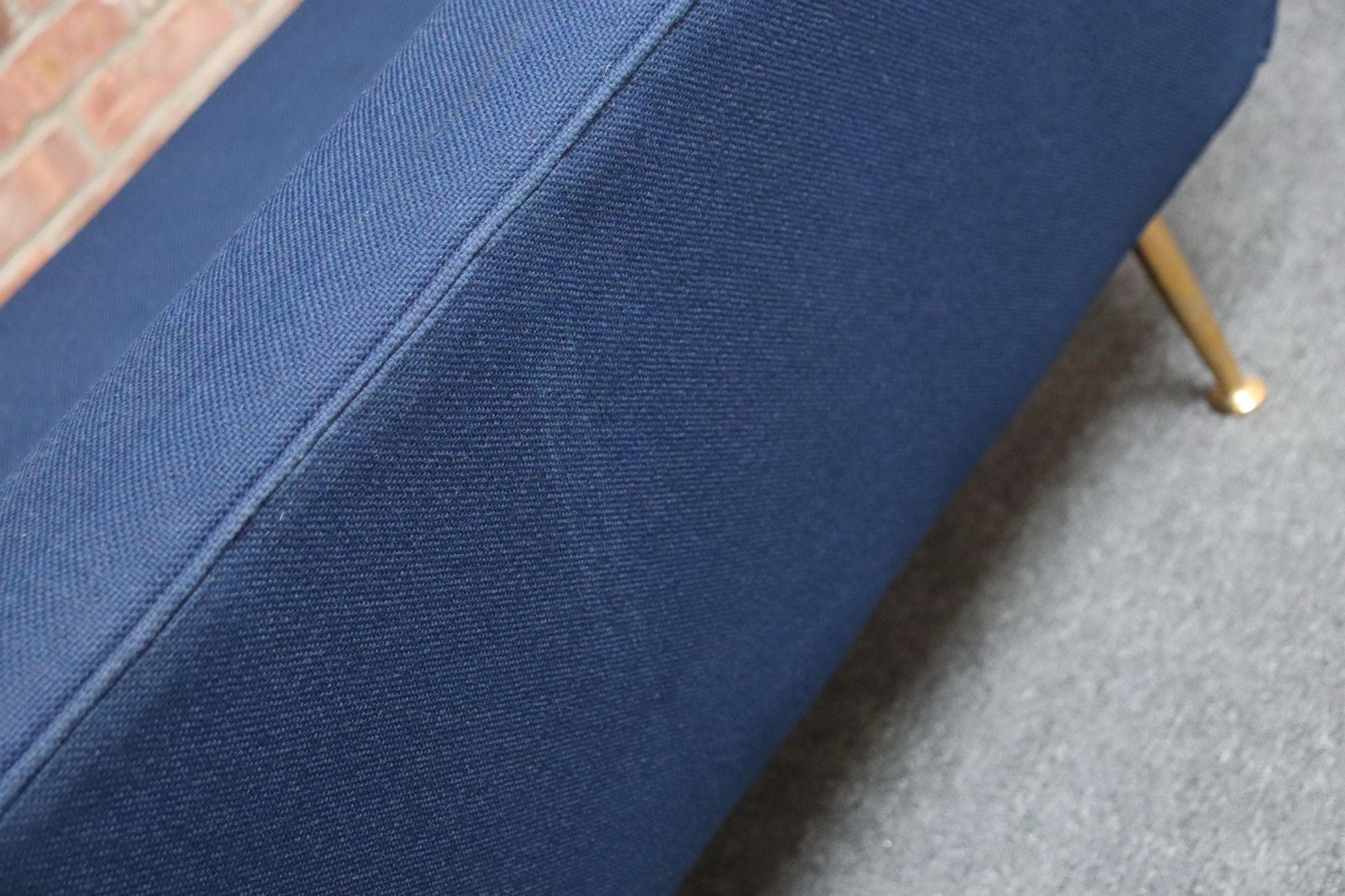Canapé moderniste italien vintage en tweed bleu avec pieds fuselés en laiton en vente 11