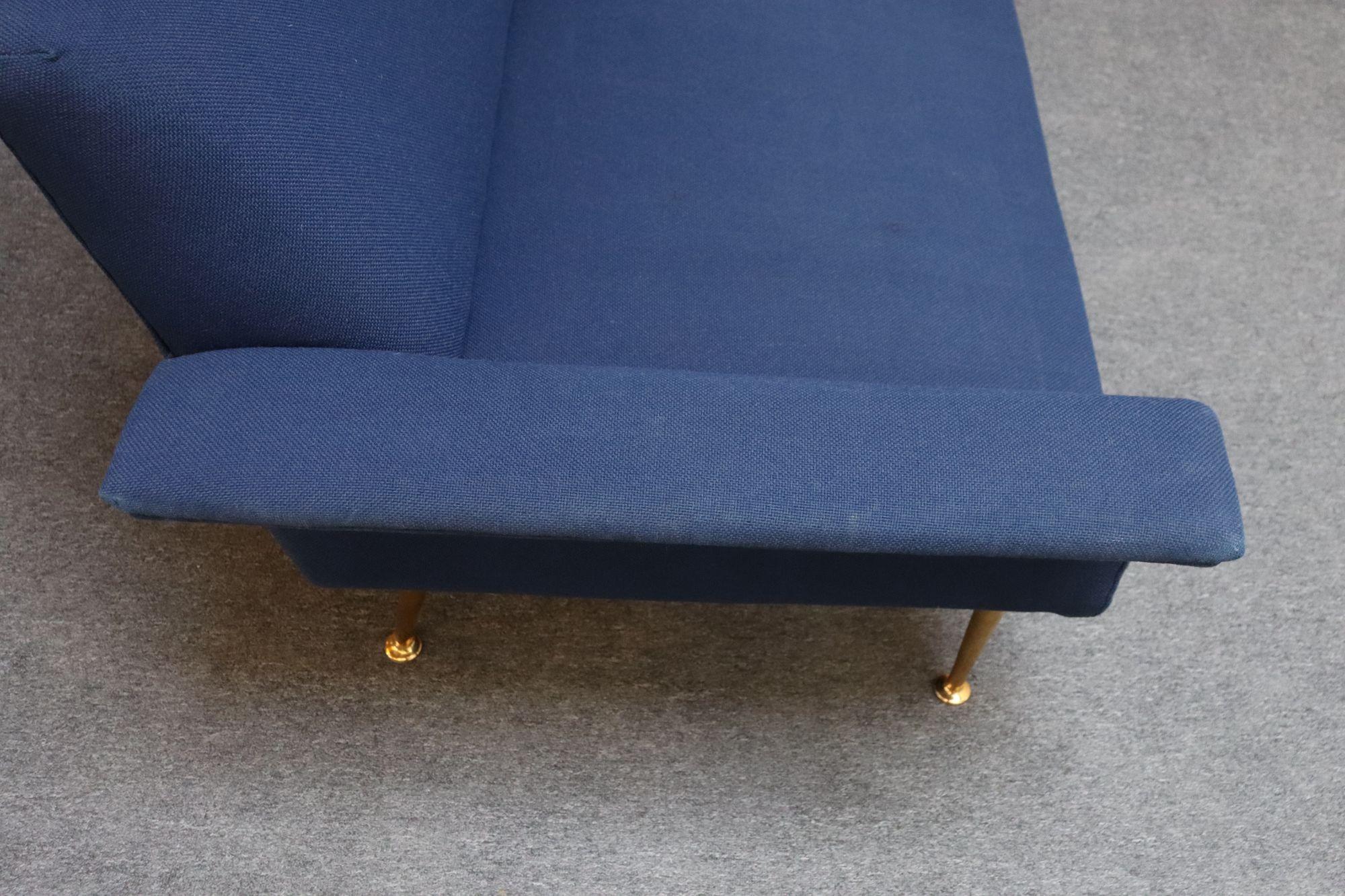 Canapé moderniste italien vintage en tweed bleu avec pieds fuselés en laiton en vente 12