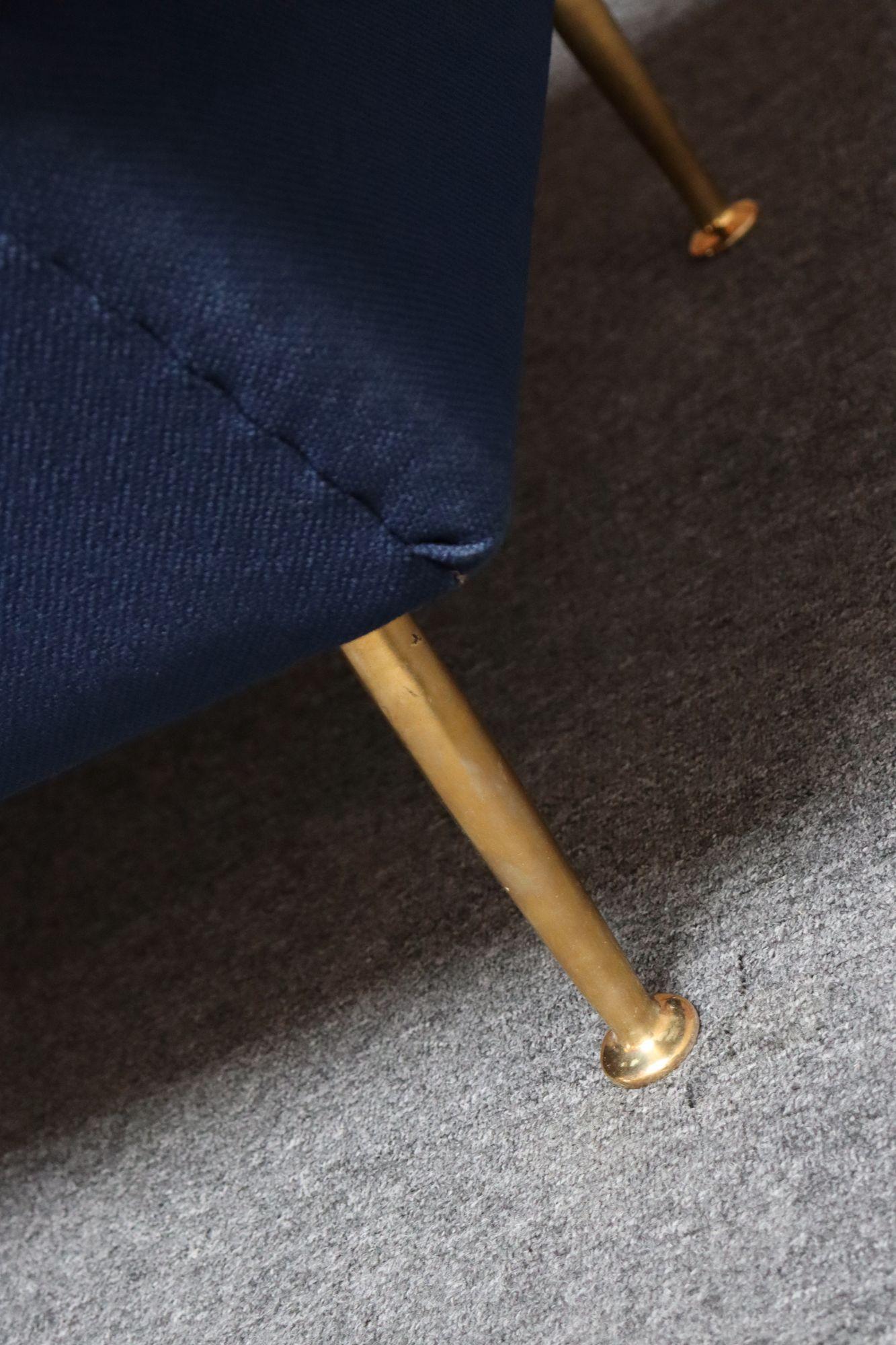 Canapé moderniste italien vintage en tweed bleu avec pieds fuselés en laiton en vente 13