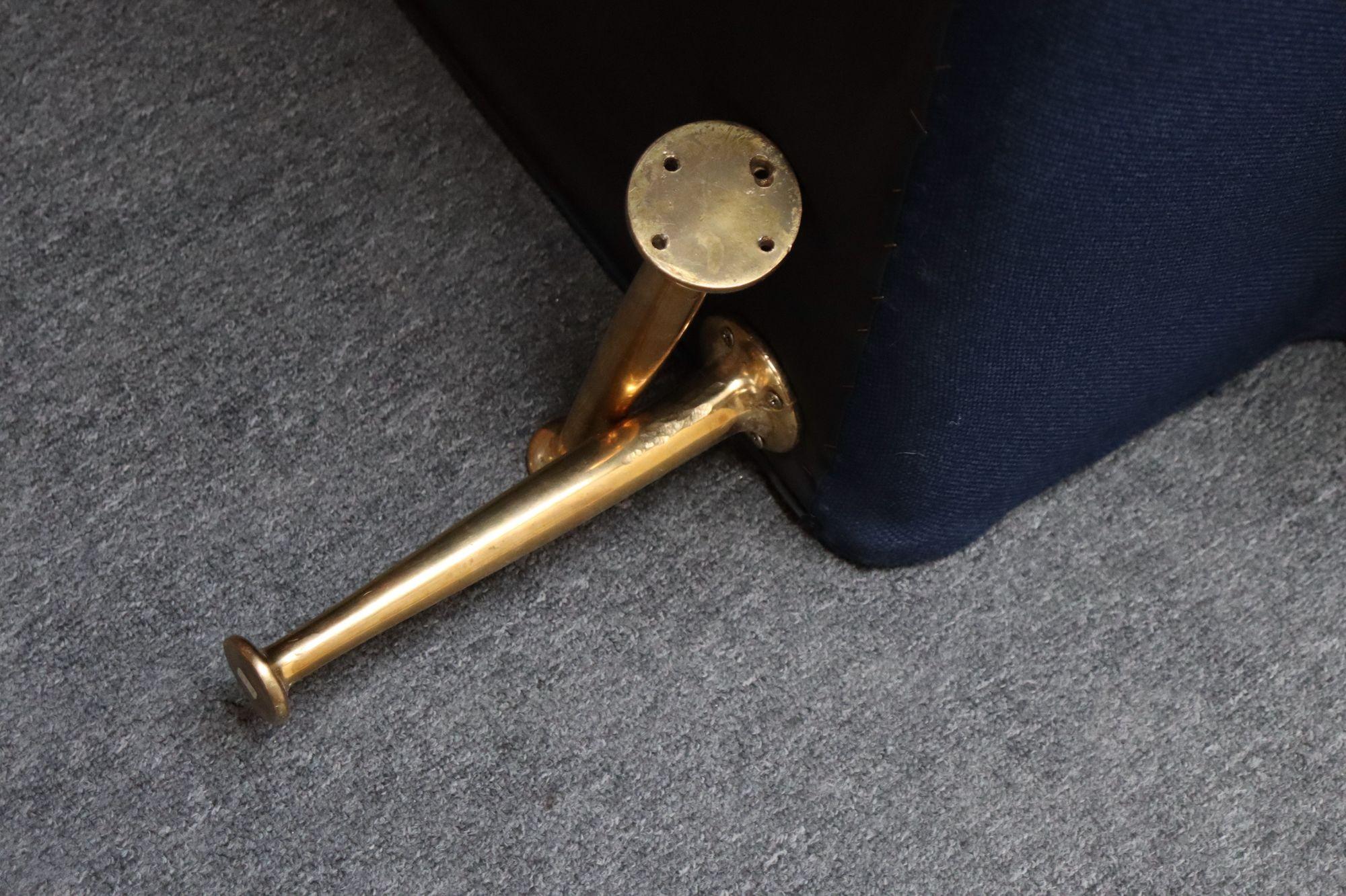 Canapé moderniste italien vintage en tweed bleu avec pieds fuselés en laiton en vente 14
