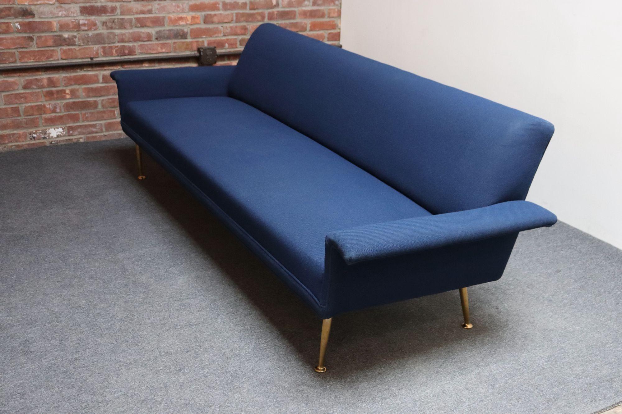 Canapé moderniste italien vintage en tweed bleu avec pieds fuselés en laiton Bon état - En vente à Brooklyn, NY