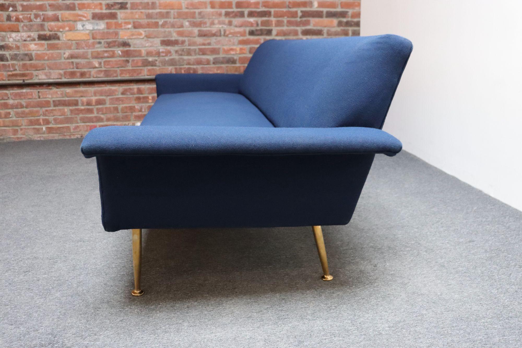 Milieu du XXe siècle Canapé moderniste italien vintage en tweed bleu avec pieds fuselés en laiton en vente
