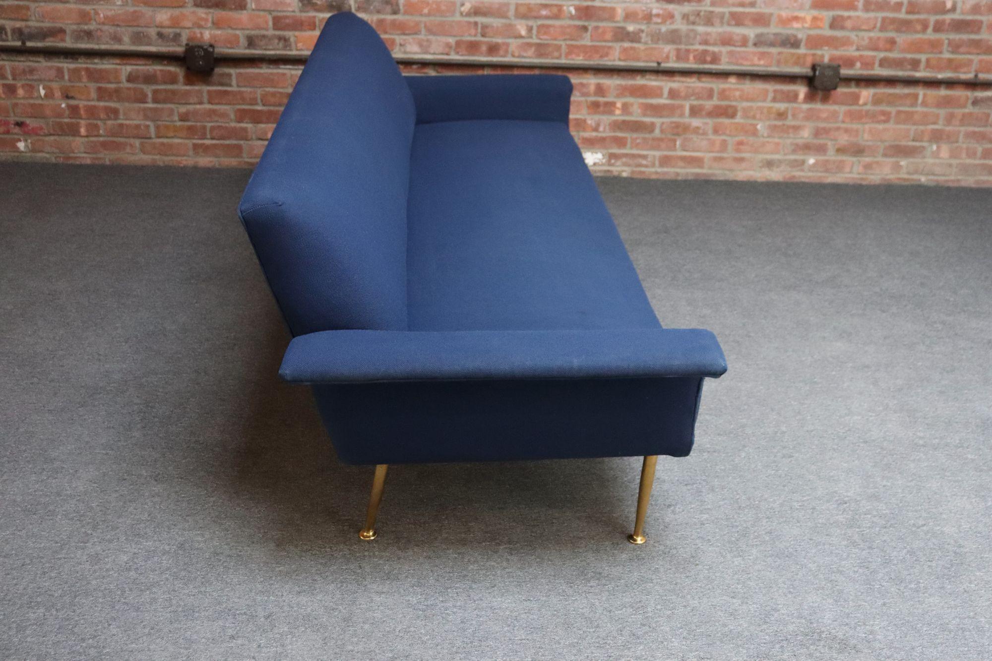 Laiton Canapé moderniste italien vintage en tweed bleu avec pieds fuselés en laiton en vente
