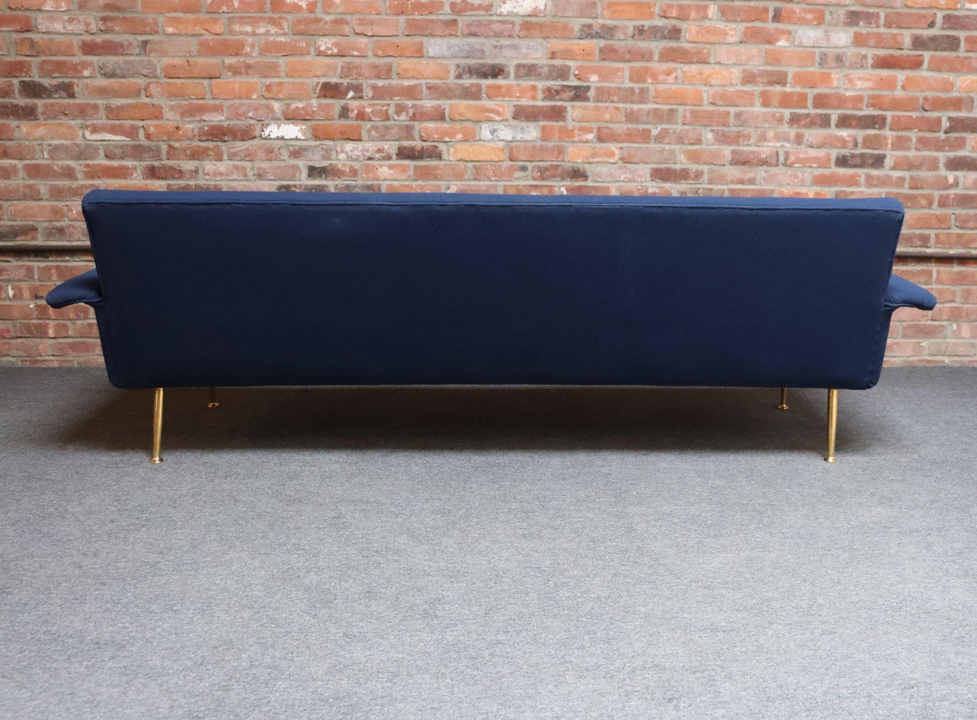 Canapé moderniste italien vintage en tweed bleu avec pieds fuselés en laiton en vente 1