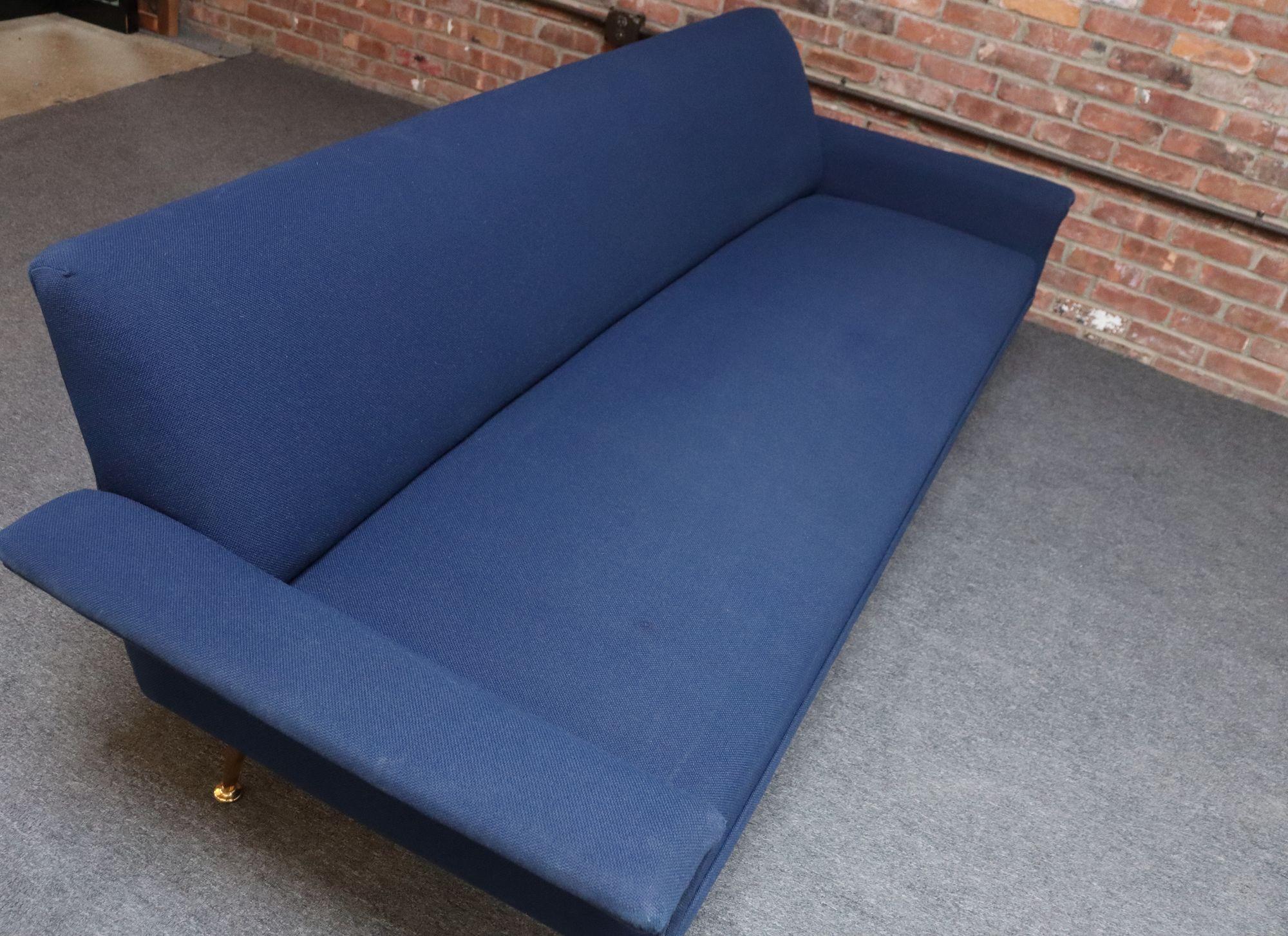 Canapé moderniste italien vintage en tweed bleu avec pieds fuselés en laiton en vente 2