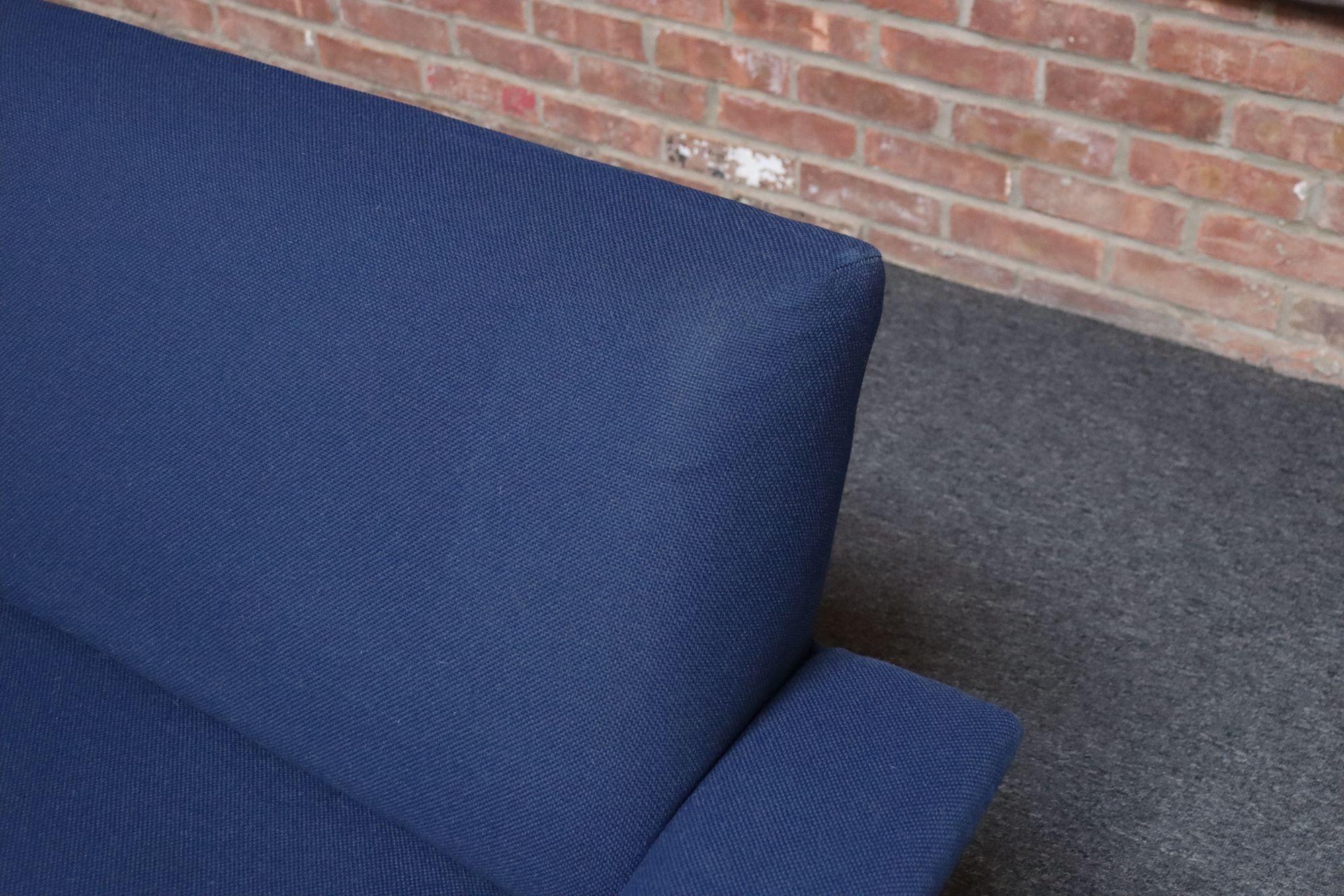 Canapé moderniste italien vintage en tweed bleu avec pieds fuselés en laiton en vente 3