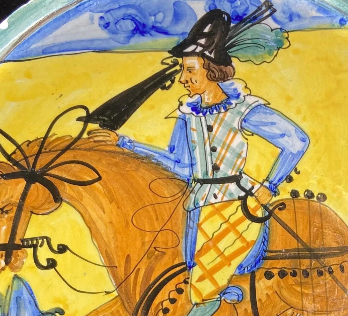 Ce magnifique chargeur en poterie de 11,5 cm provient de Montelupo, en Italie, et est audacieusement décoré d'un soldat à cheval. Peint en jaune, vert et bleu. L'état est très bon, avec de légères éraflures dues à l'âge et à l'utilisation.
