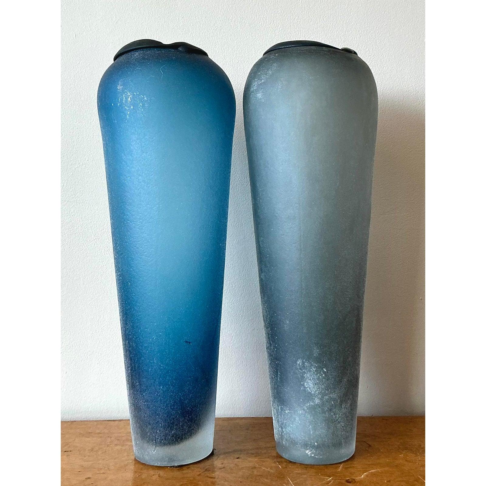 Immergi i tuoi interni nella serena eleganza del design italiano con questa monumentale coppia di vasi vintage in vetro satinato. Realizzato con maestria, ogni vaso presenta una finitura tattile in vetro marino che diffonde magnificamente la luce,
