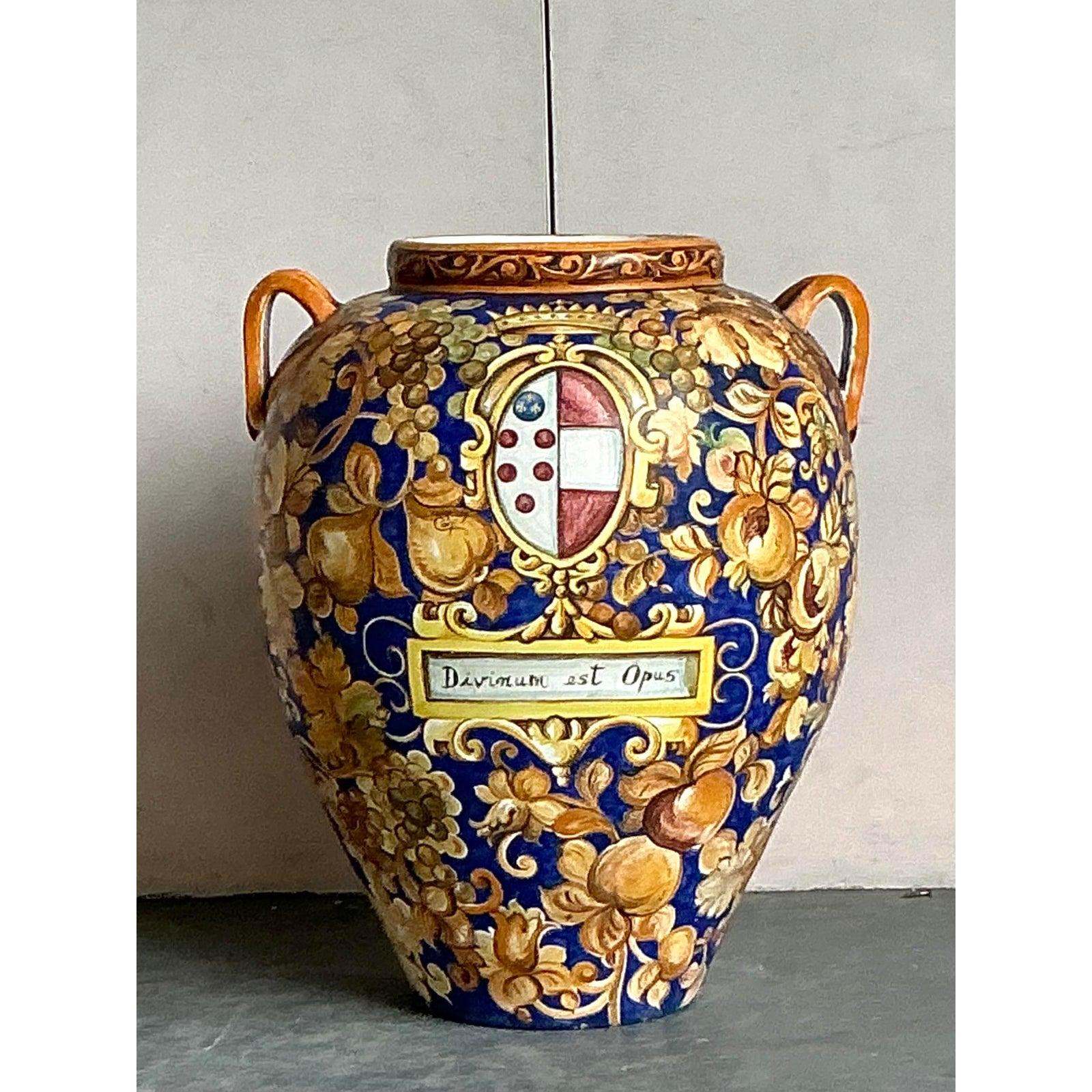 Fai una grande dichiarazione con questa Urna Monumentale Italiana Vintage dipinta a mano, un pezzo davvero impressionante che incarna il ricco patrimonio artistico della ceramica italiana. Questa magnifica urna presenta un complesso disegno dipinto