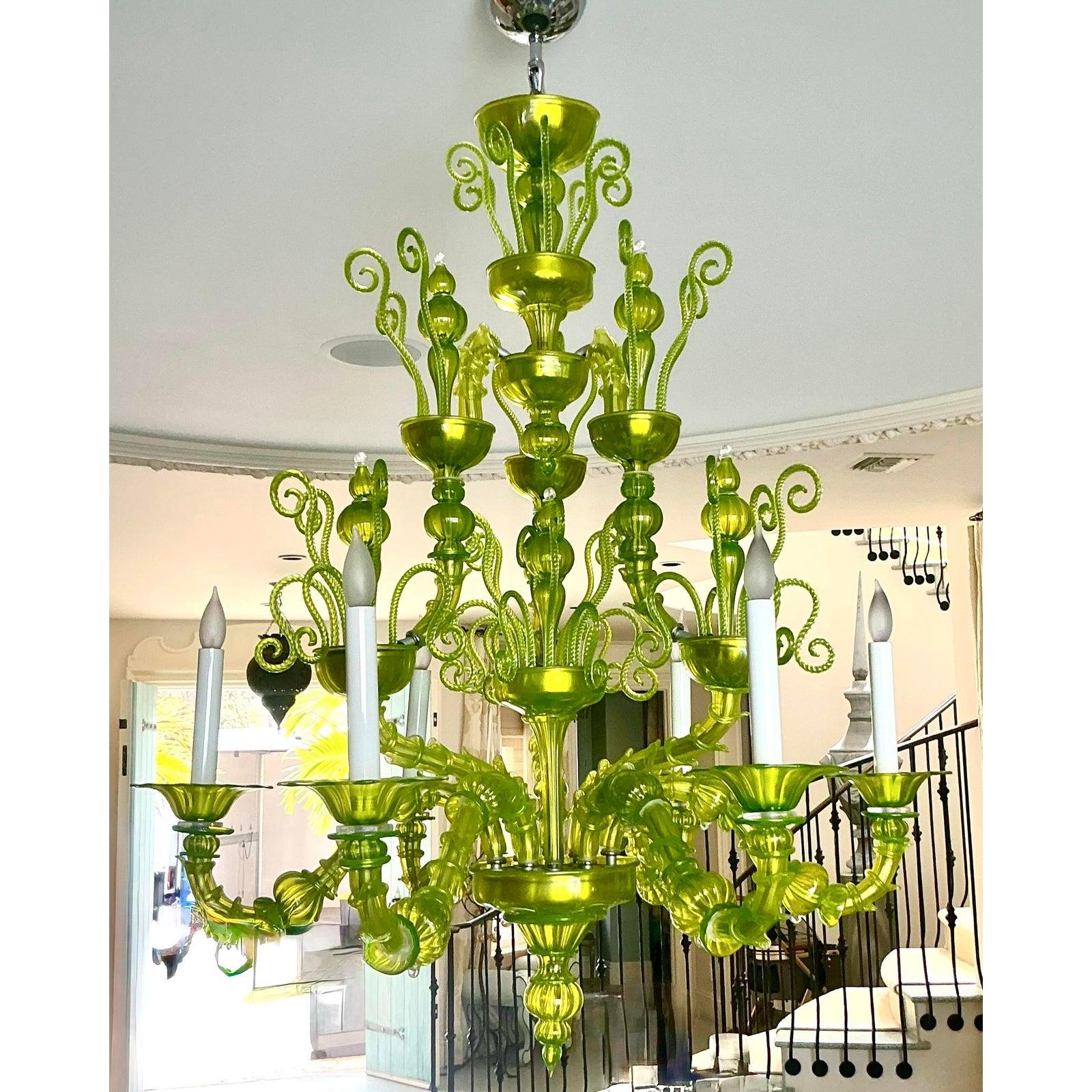 Dieser italienische Vintage-Kronleuchter aus Murano-Glas zieht mit seinem leuchtenden Chartreuse-Farbton und seiner beeindruckenden Größe alle Blicke auf sich und ist ein wahrhaft monumentales Kunstwerk. Von Meisterhand in Murano, Italien,