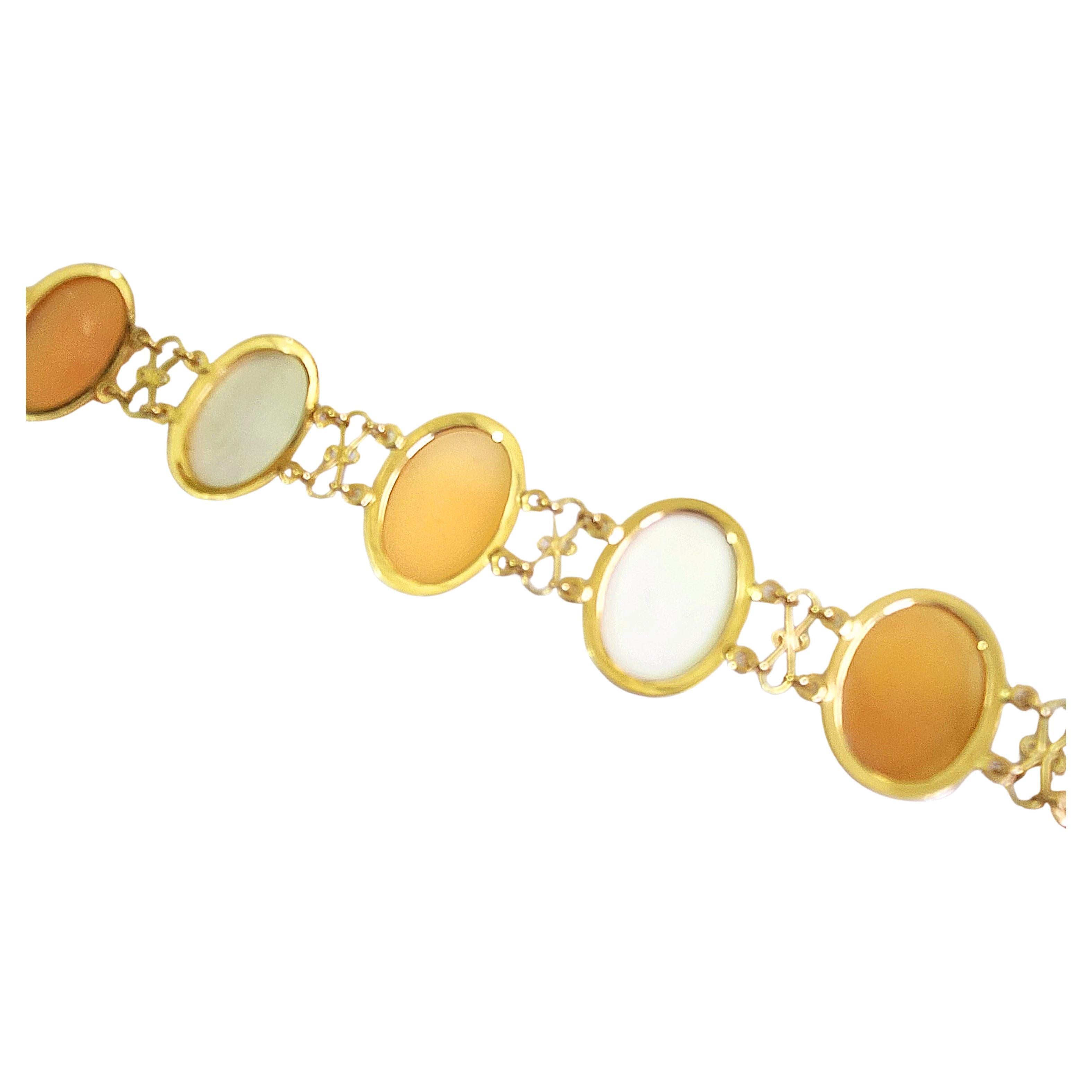 Vintage Italienisch Perlmutt Cameo Gold Armband im Angebot 1