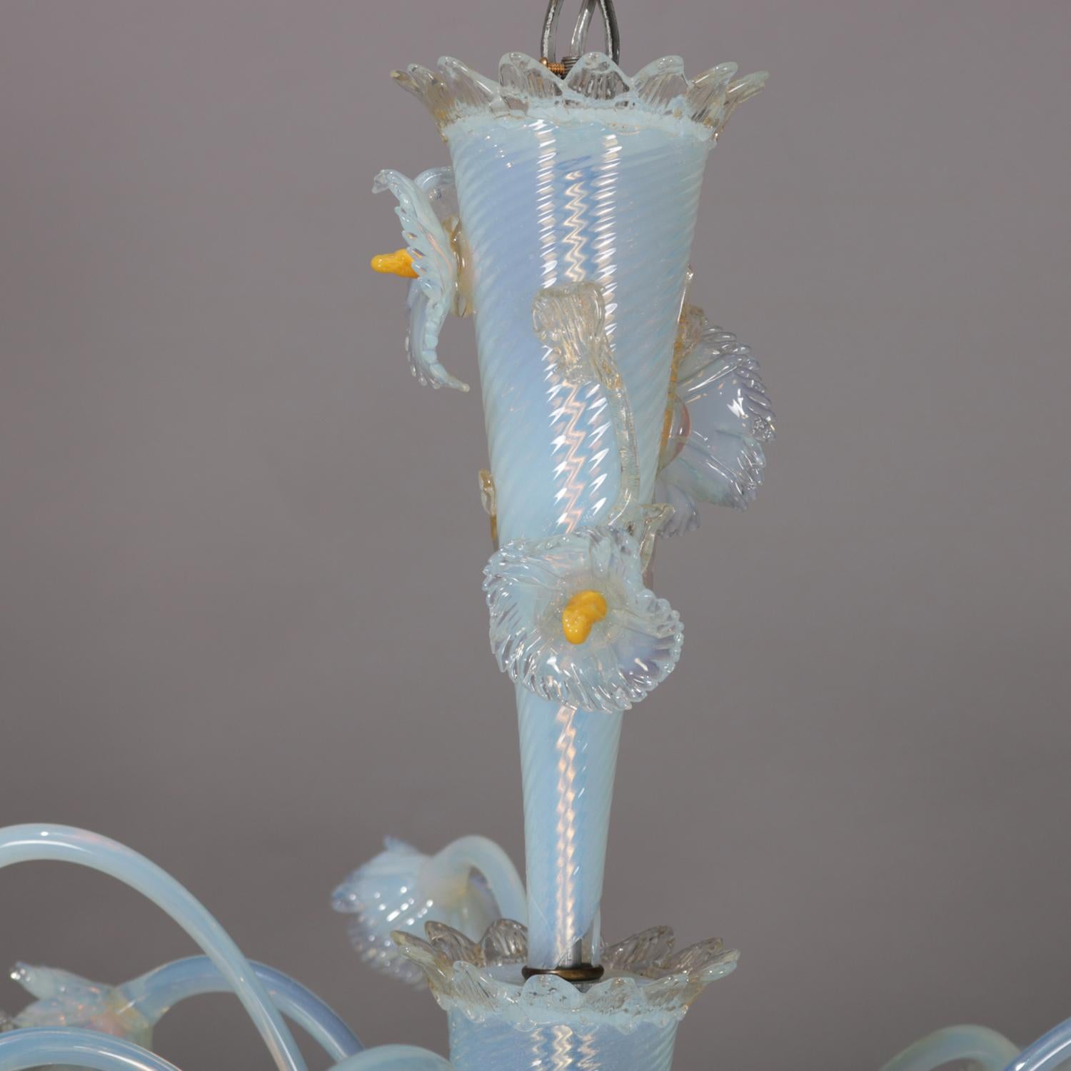 Vintage Italienisch Mund geblasen Opalescent venezianischen Murano-Glas Floral Kronleuchter (Handgefertigt)