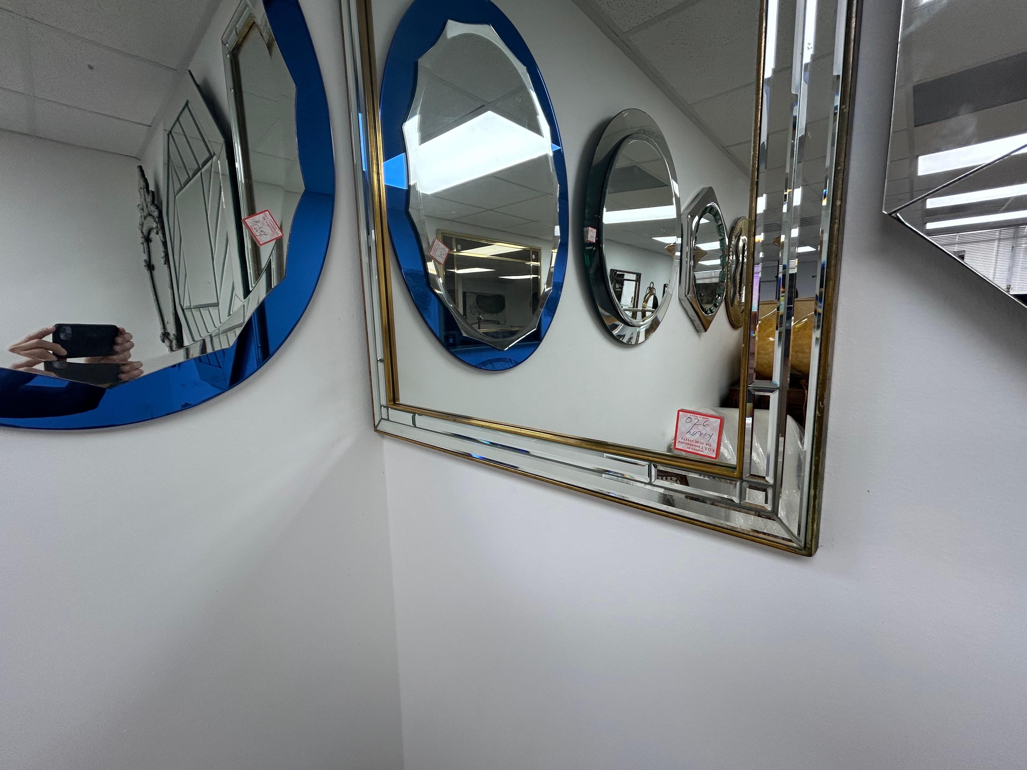 Miroir italien vintage multi-biseauté.
Ce miroir glamour de style 