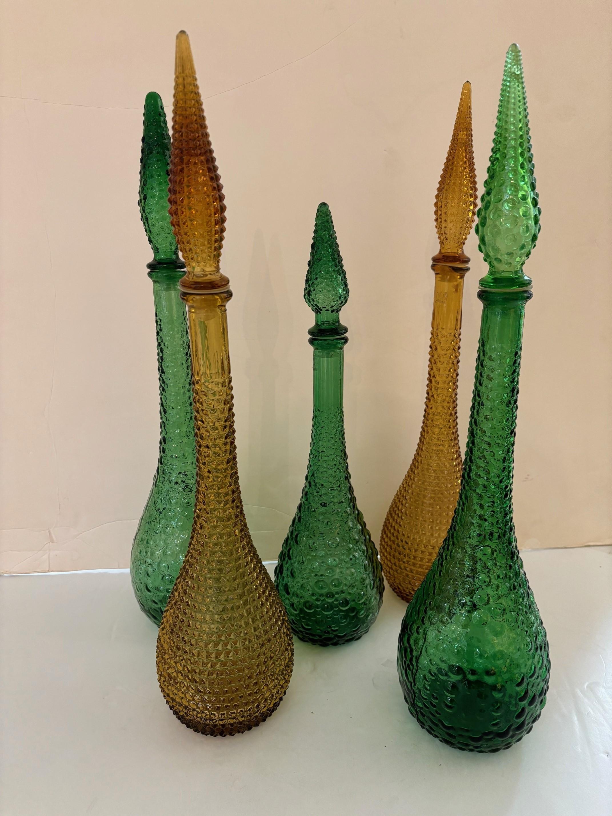 Vintage Italian Multi-Colored Geometric Design Empoli Bottle Decanter con tappi, bottiglie di colore verde con unghie e bottiglie di colore ambra con unghie
Dimensioni: Alto Greene & Greene 2 Bottiglie: 22 