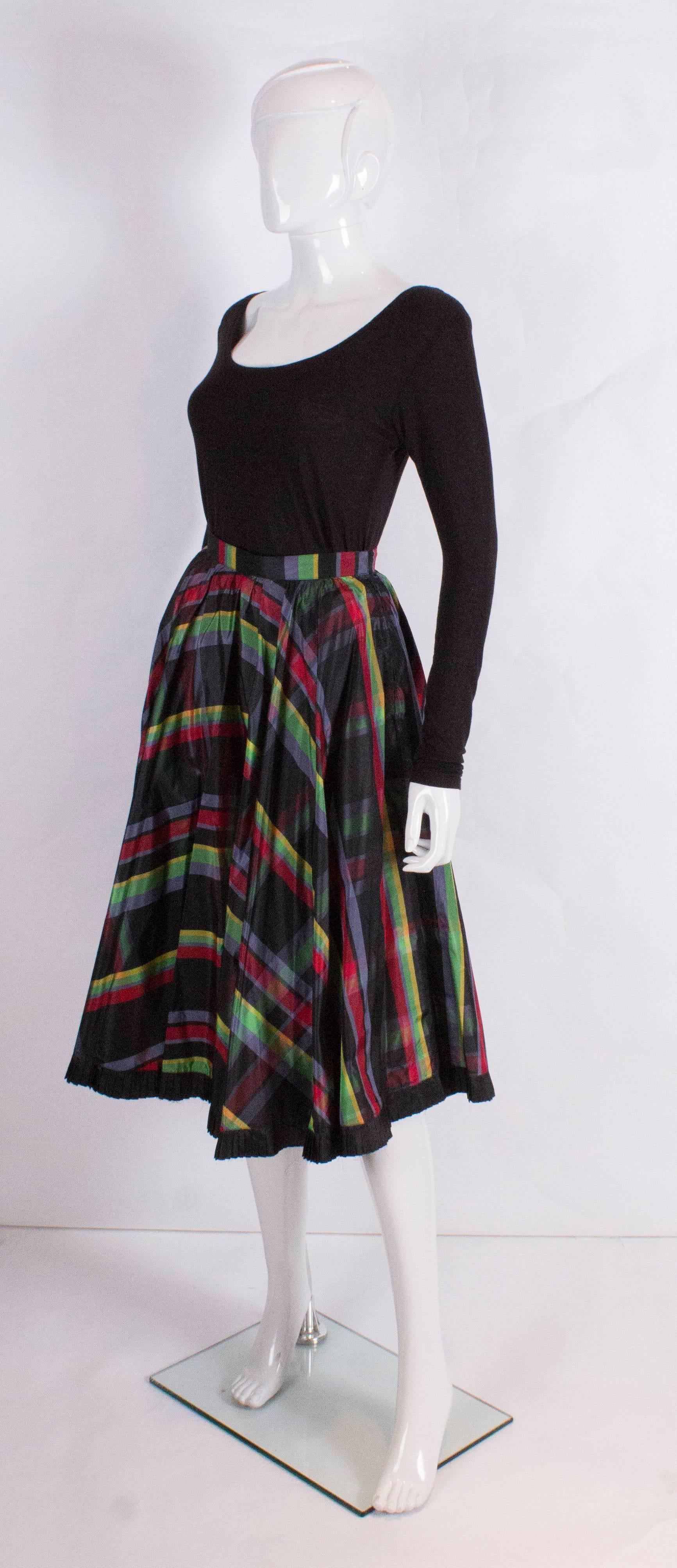 Noir  Italien vintage multicolore  Jupe en soie à rayures avec jupe à franges noires et dessous à volants en vente