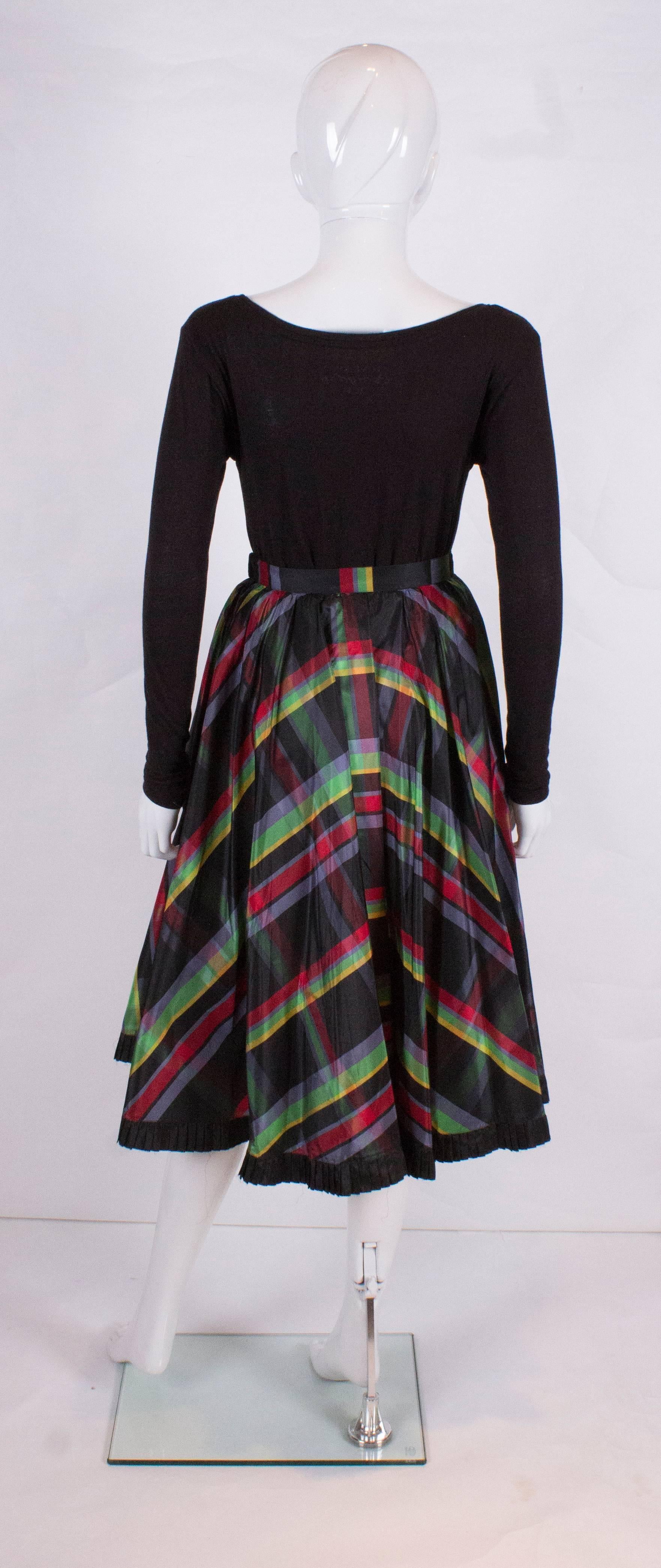  Italien vintage multicolore  Jupe en soie à rayures avec jupe à franges noires et dessous à volants Pour femmes en vente