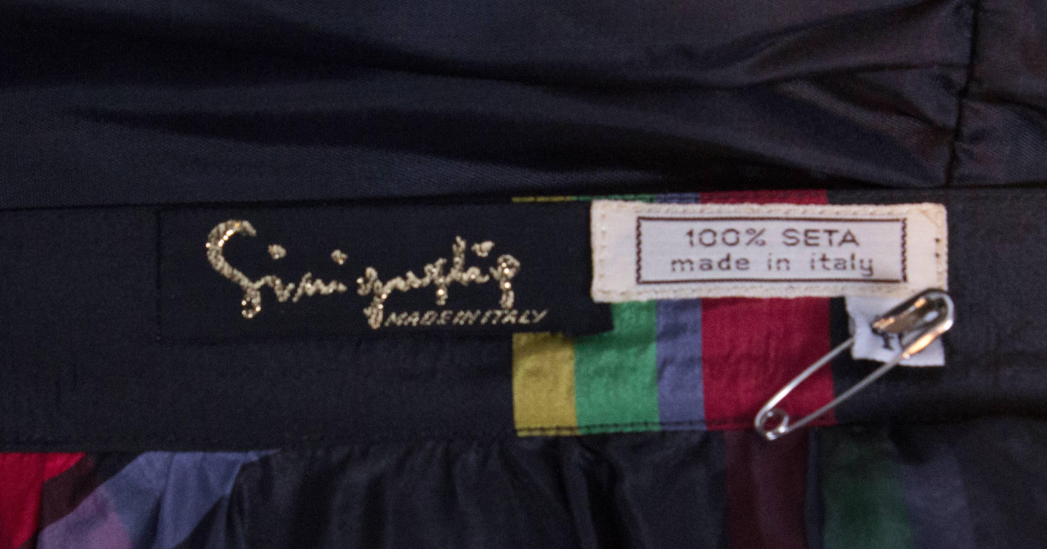  Italienische Mehrfarbige Vintage-Leuchte  gestreifter Seidenrock mit schwarzem Rüschenbesatz am Unterrock im Angebot 1