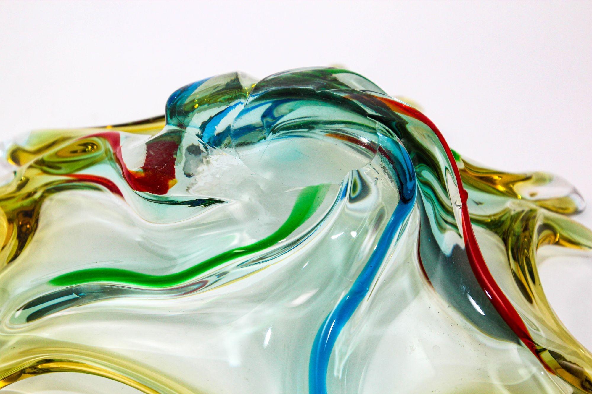 Bol à fruits sculptural italien en verre d'art de Murano des années 1960 en vente 3