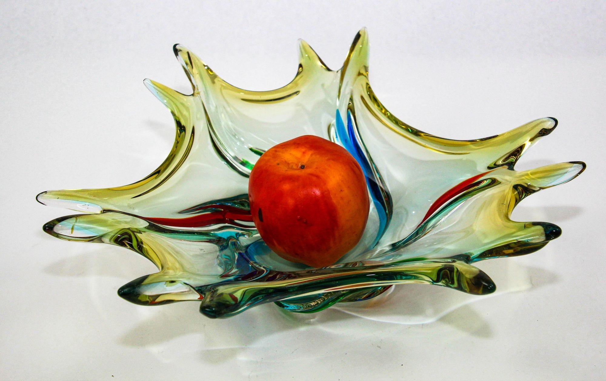 Bol à fruits sculptural italien en verre d'art de Murano des années 1960 en vente 5