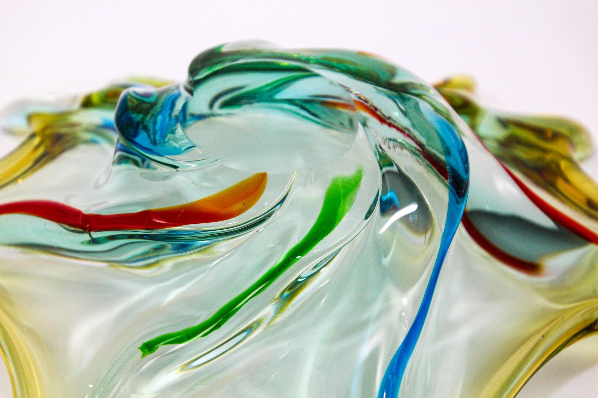 Bol à fruits sculptural italien en verre d'art de Murano des années 1960 en vente 6