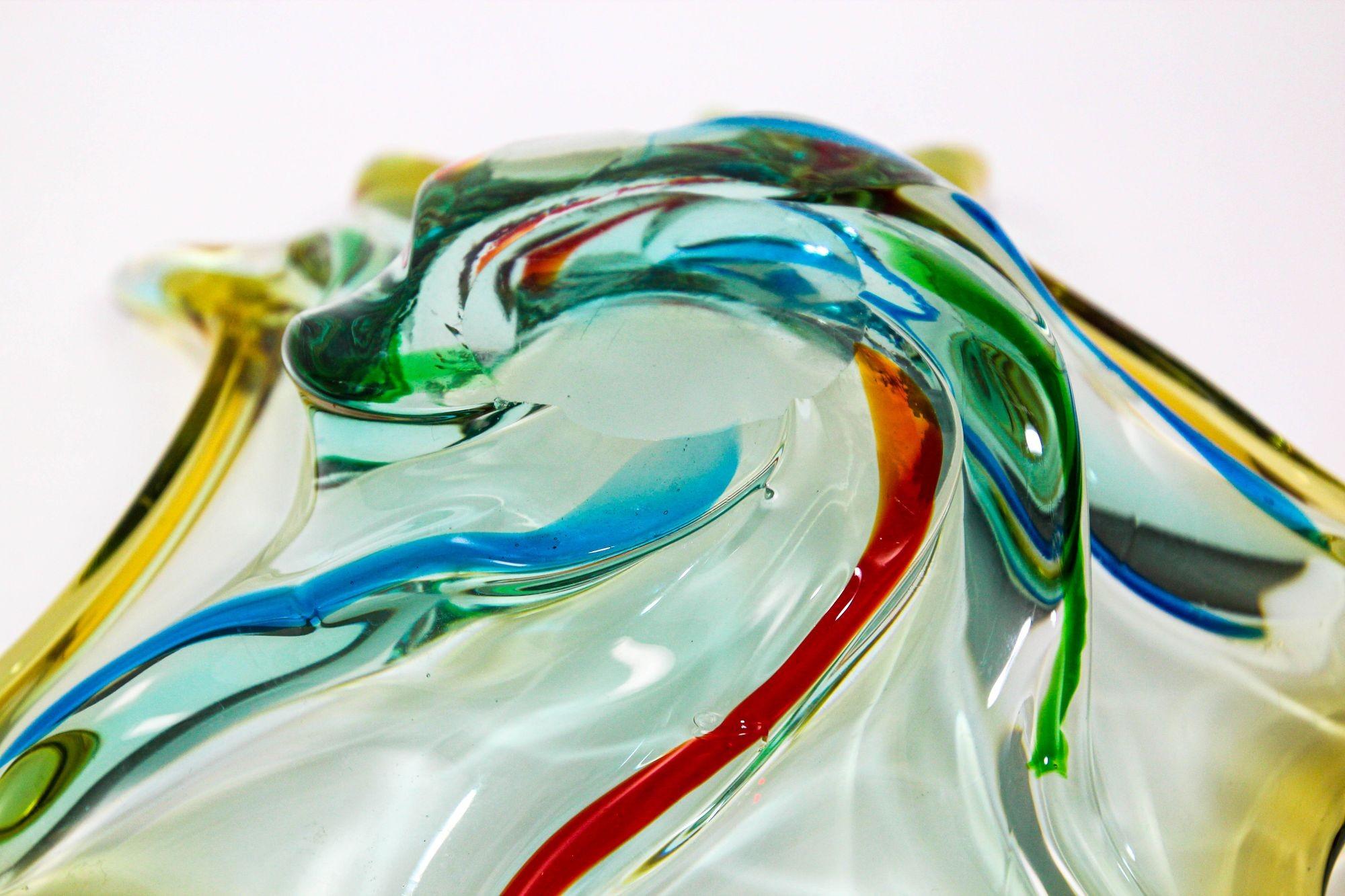 Bol à fruits sculptural italien en verre d'art de Murano des années 1960 en vente 7