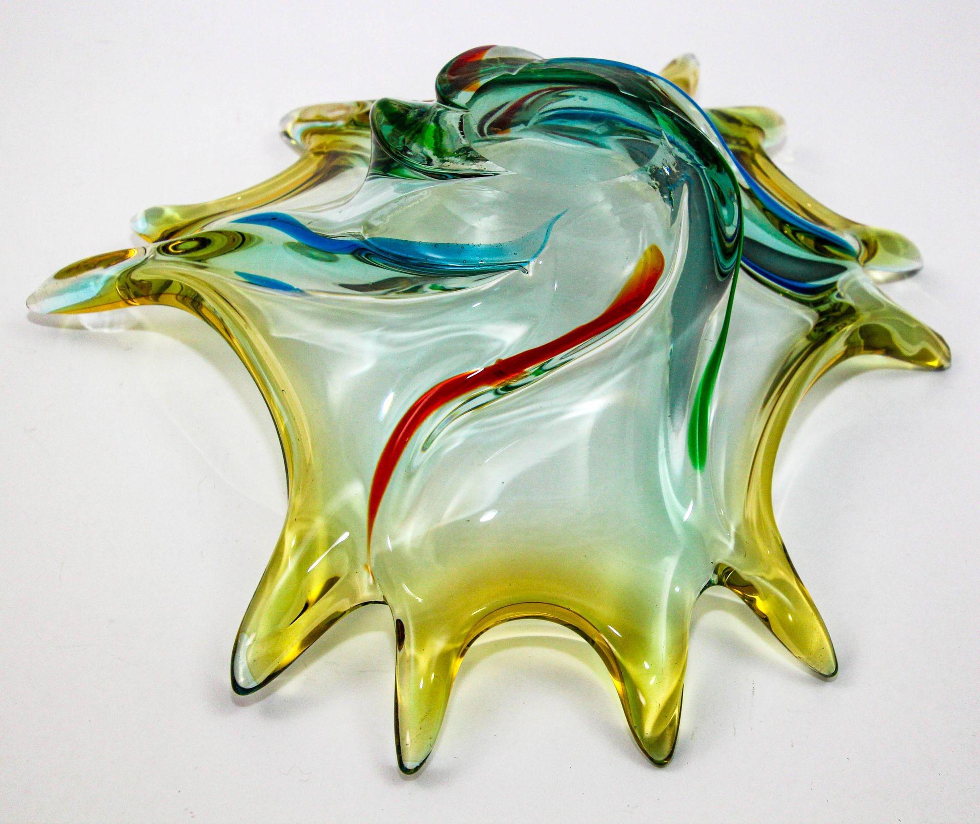 Bol à fruits sculptural italien en verre d'art de Murano des années 1960 en vente 9