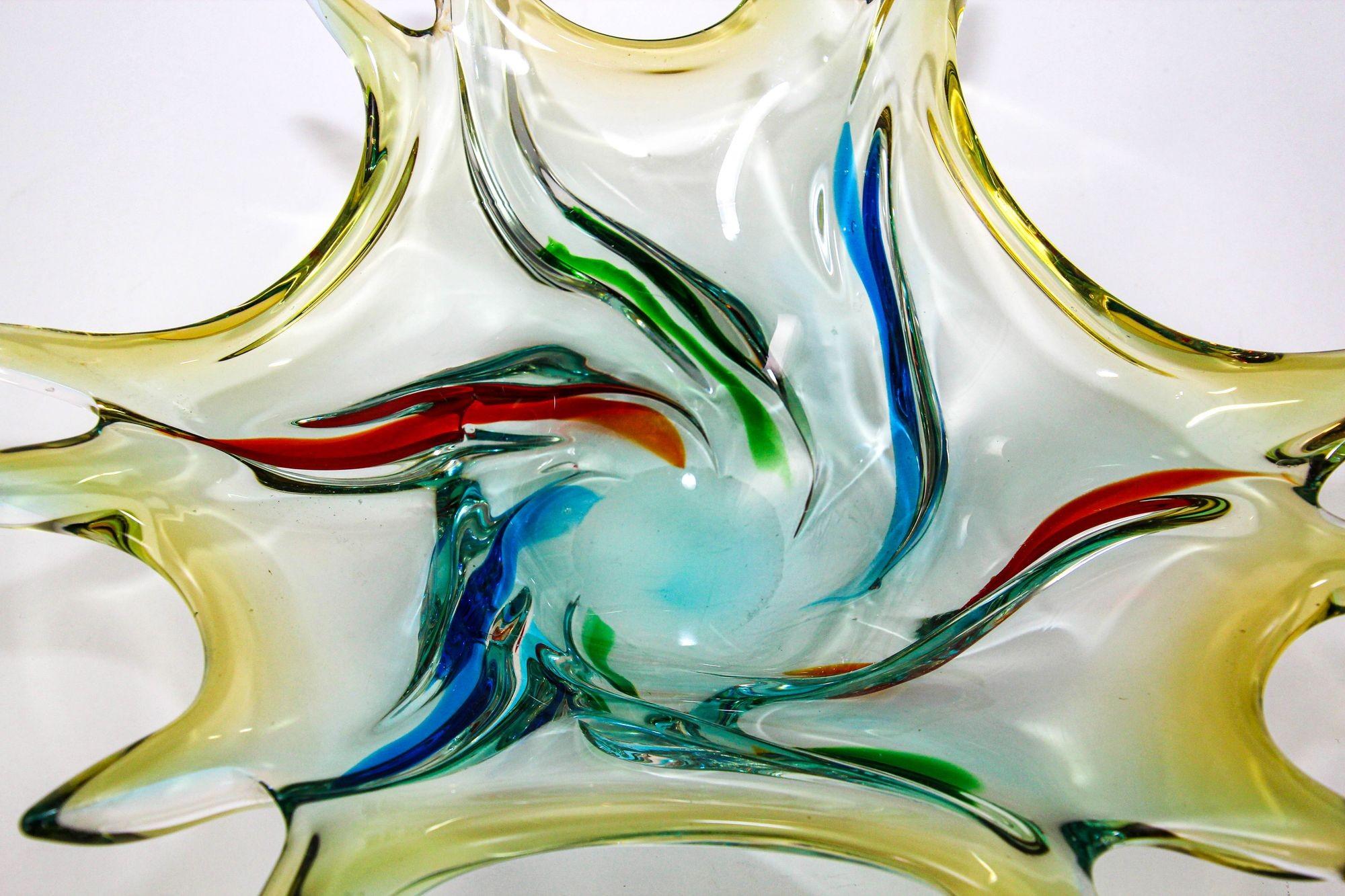 Vintage Sculptural Italian Murano Art Glass Fruit Bowl Centerpiece 1960s.
Mundgeblasene Fruchtschale aus blauem, grünem, rotem und gelbem Murano-Kunstglas, handgefertigt in Italien in den 1960er Jahren.
Skulpturale, moderne, dekorative Schale aus