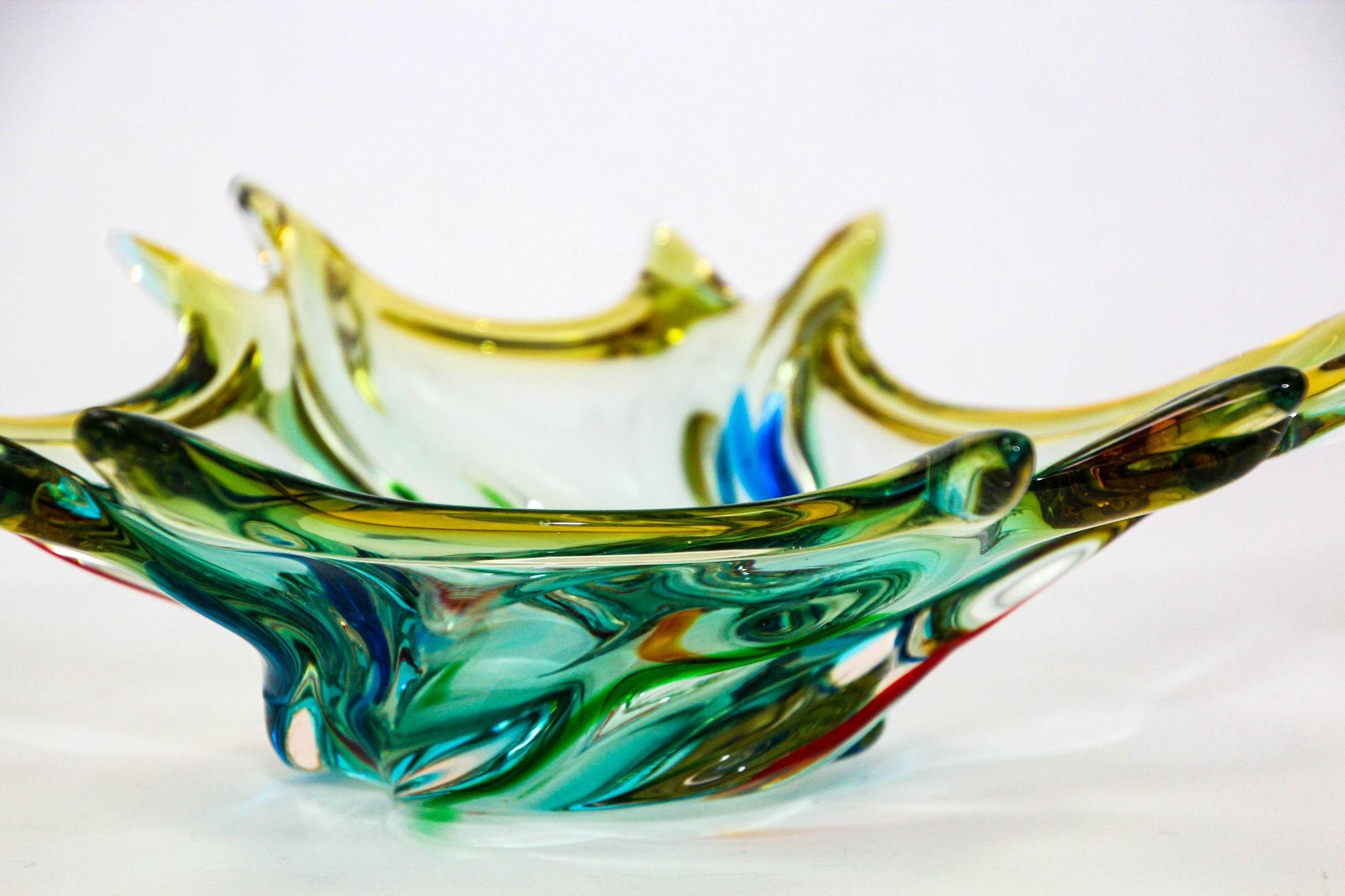 Fait main Bol à fruits sculptural italien en verre d'art de Murano des années 1960 en vente