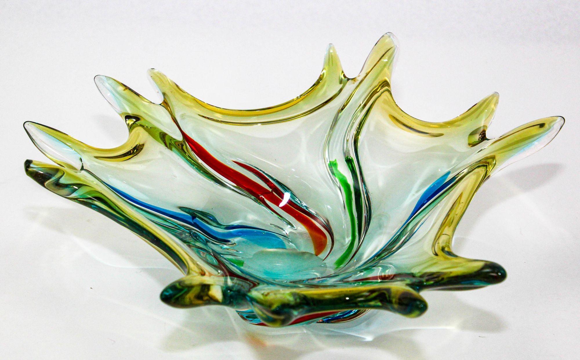 Verre d'art Bol à fruits sculptural italien en verre d'art de Murano des années 1960 en vente